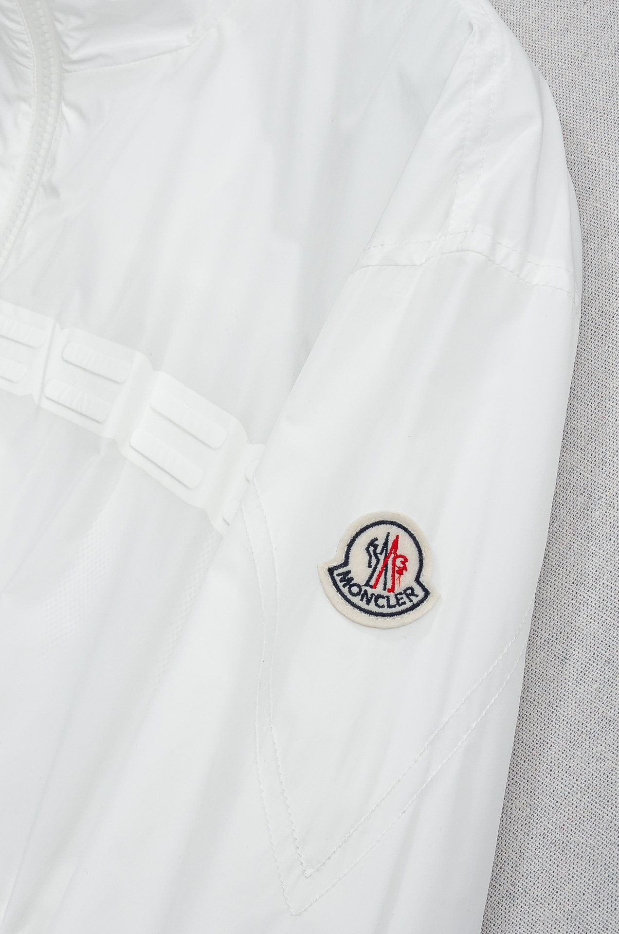 MONC* LER*.蒙口2026 ss最新春季新品，立领防水夹克外套#同步官网发售！该款夹克外层超柔聚