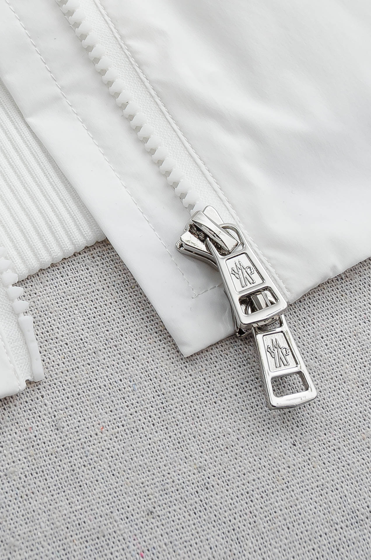 MONC* LER*.蒙口2026 ss最新春季新品，立领防水夹克外套#同步官网发售！该款夹克外层超柔聚