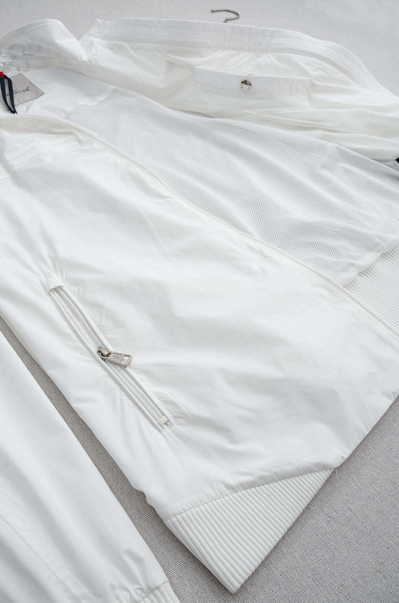 MONC* LER*.蒙口2026 ss最新春季新品，立领防水夹克外套#同步官网发售！该款夹克外层超柔聚