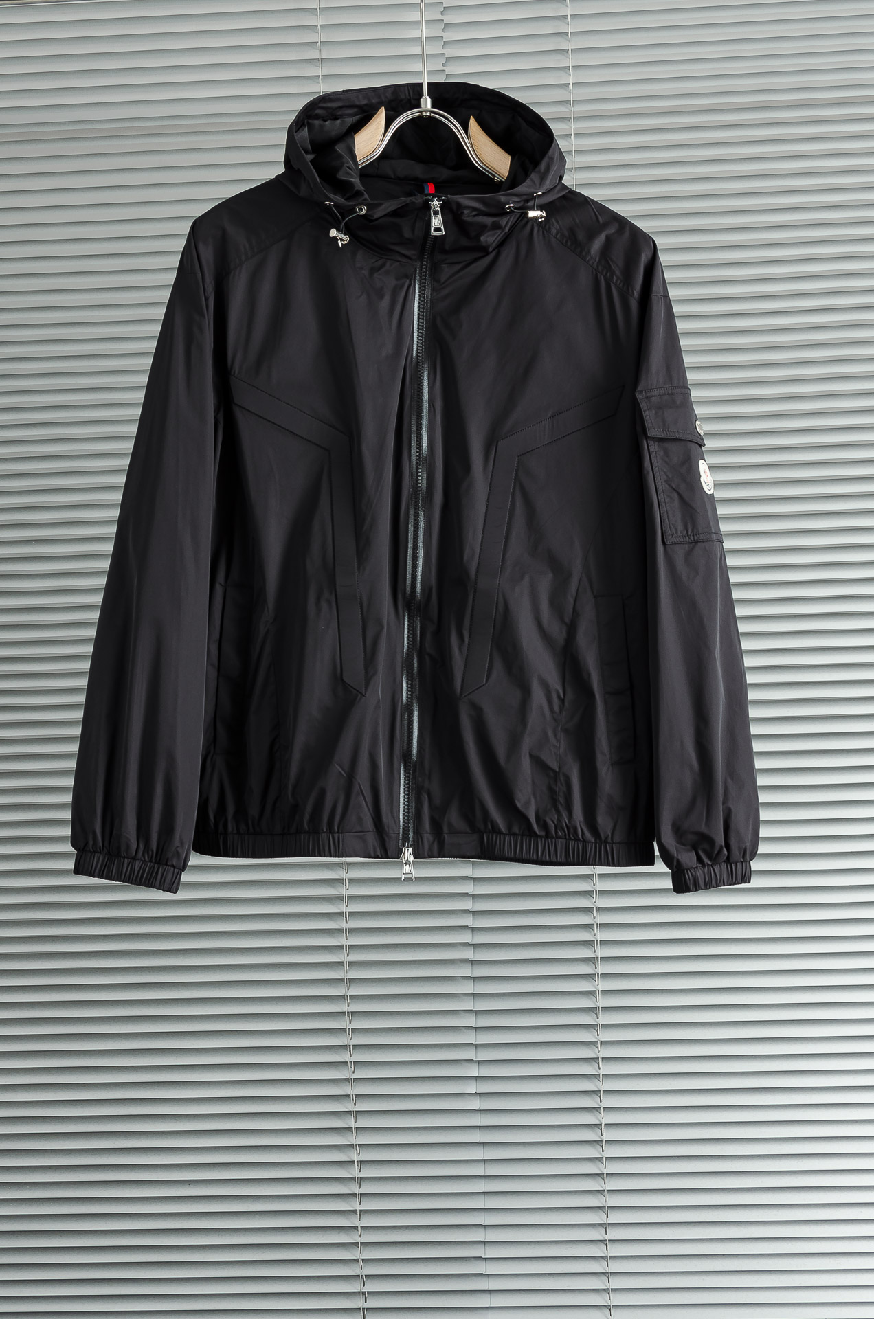 MONCLER蒙口2026新春最新出品，连帽防水夹克外套#同步官网发售！该款夹克外层超柔聚酯纤维防风防水