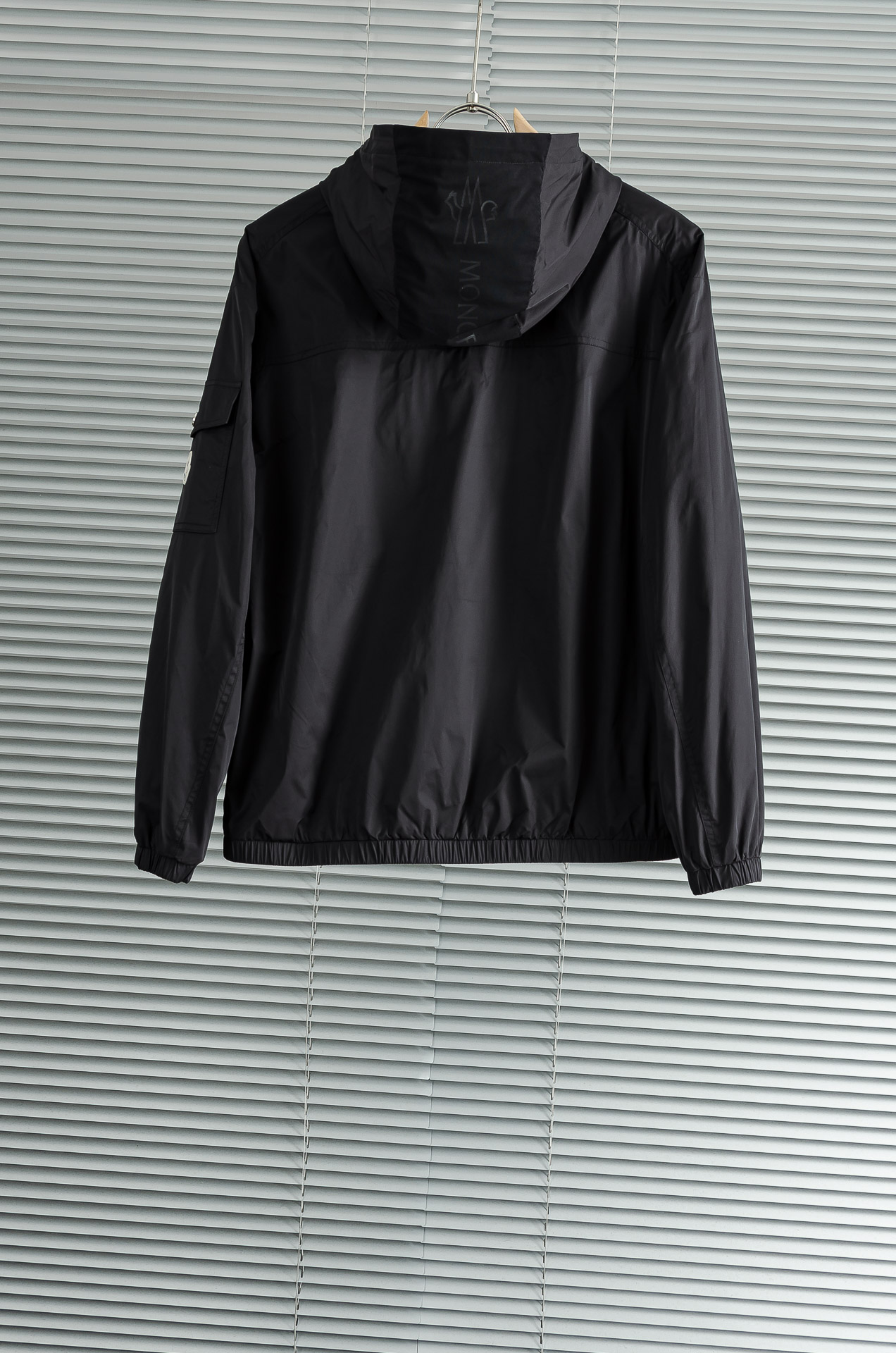 MONCLER蒙口2026新春最新出品，连帽防水夹克外套#同步官网发售！该款夹克外层超柔聚酯纤维防风防水