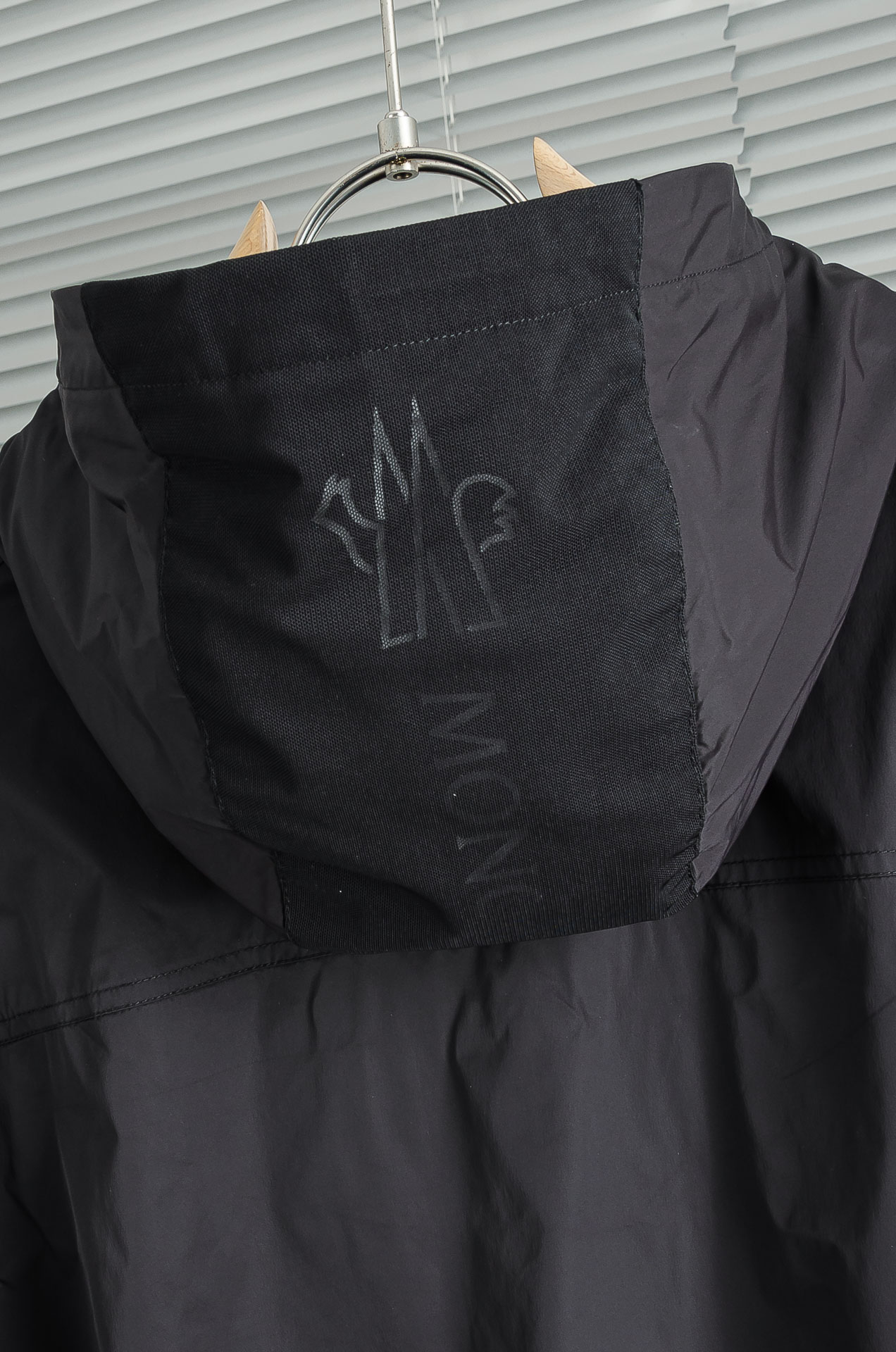 MONCLER蒙口2026新春最新出品，连帽防水夹克外套#同步官网发售！该款夹克外层超柔聚酯纤维防风防水