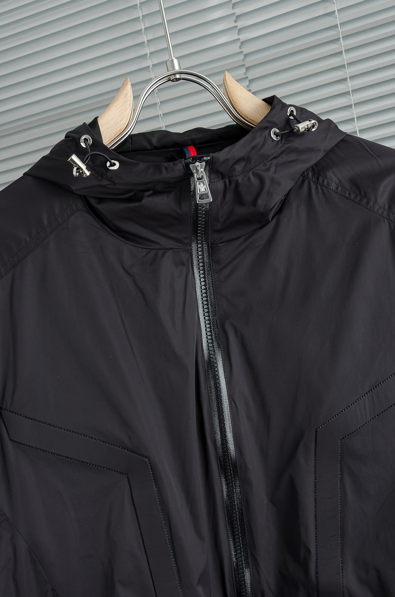MONCLER蒙口2026新春最新出品，连帽防水夹克外套#同步官网发售！该款夹克外层超柔聚酯纤维防风防水