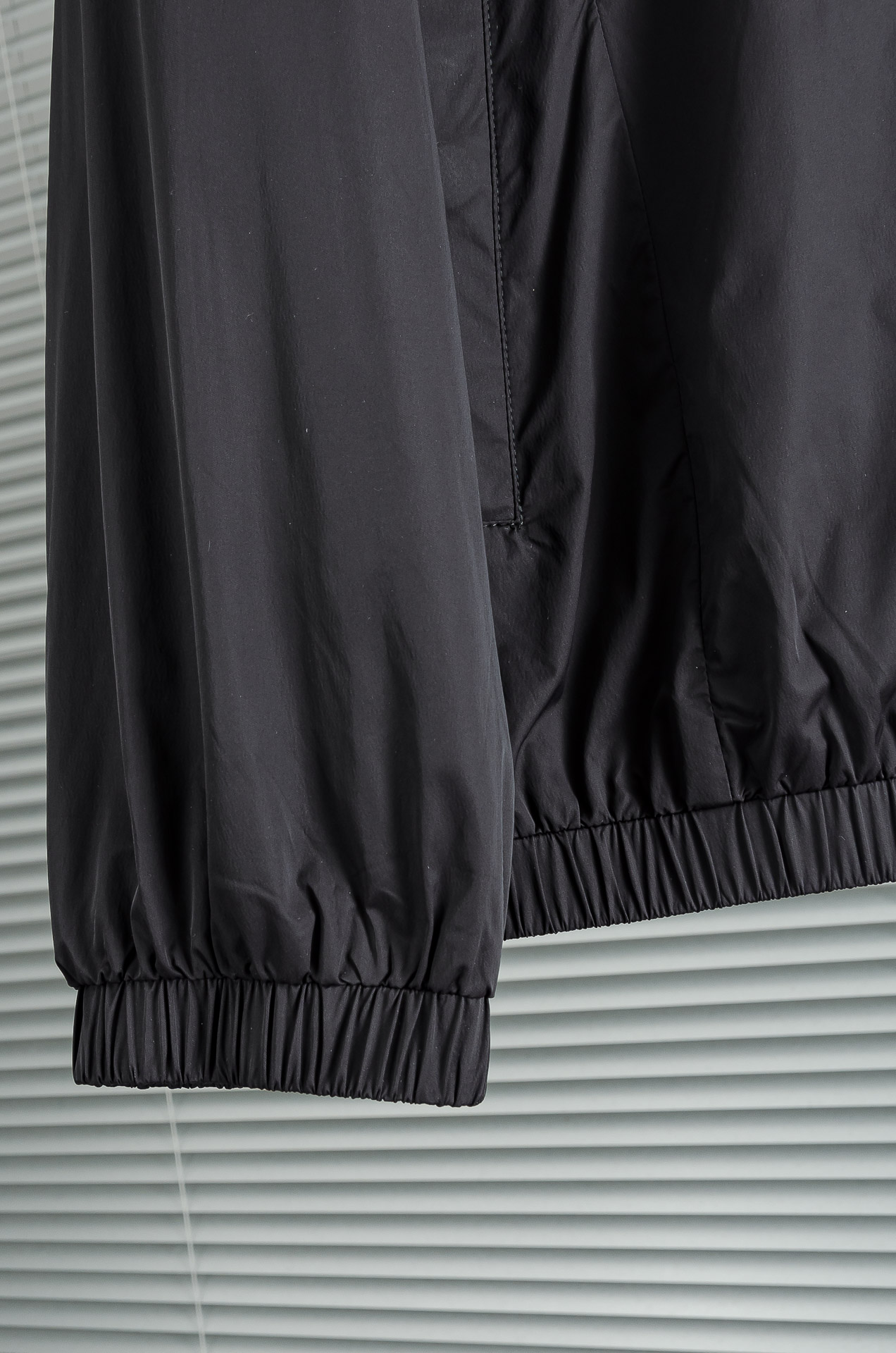 MONCLER蒙口2026新春最新出品，连帽防水夹克外套#同步官网发售！该款夹克外层超柔聚酯纤维防风防水