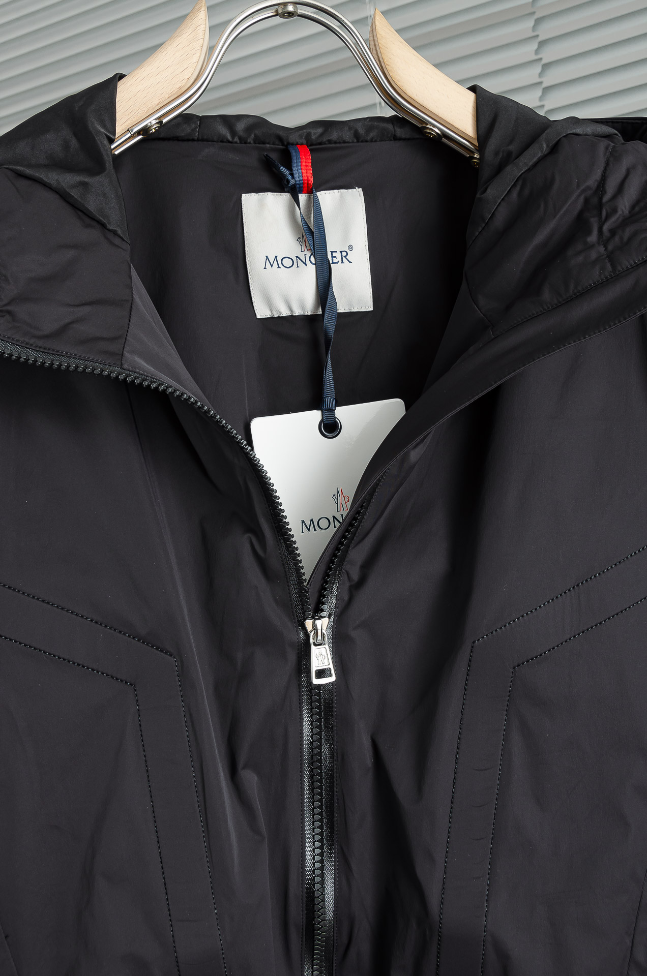 MONCLER蒙口2026新春最新出品，连帽防水夹克外套#同步官网发售！该款夹克外层超柔聚酯纤维防风防水