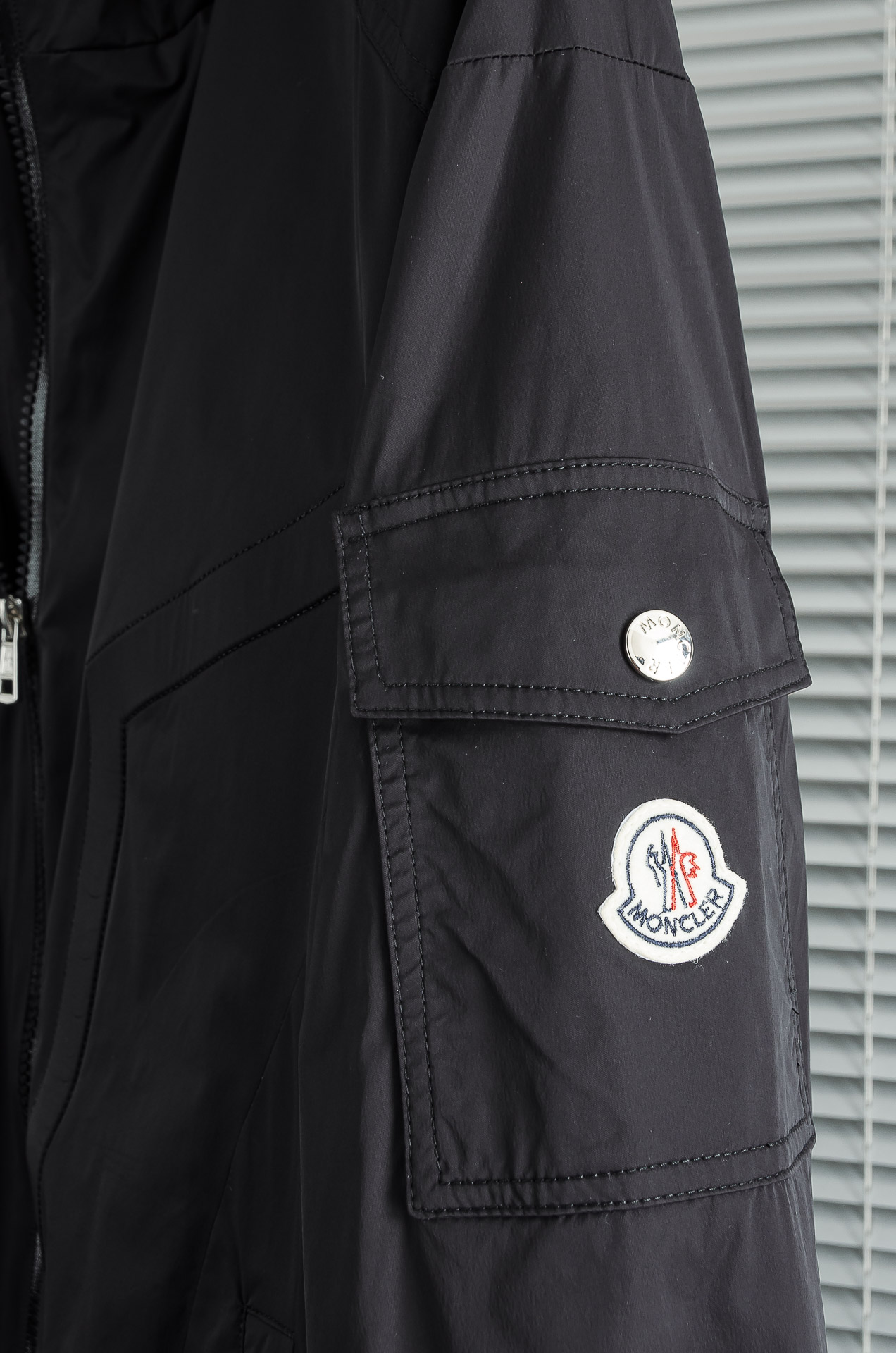 MONCLER蒙口2026新春最新出品，连帽防水夹克外套#同步官网发售！该款夹克外层超柔聚酯纤维防风防水