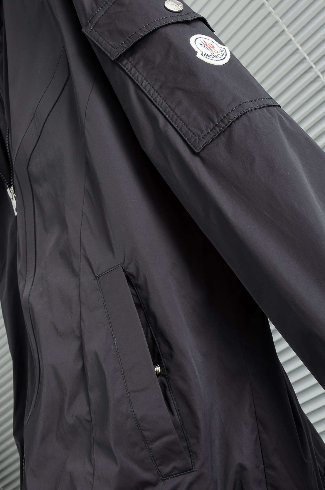 MONCLER蒙口2026新春最新出品，连帽防水夹克外套#同步官网发售！该款夹克外层超柔聚酯纤维防风防水