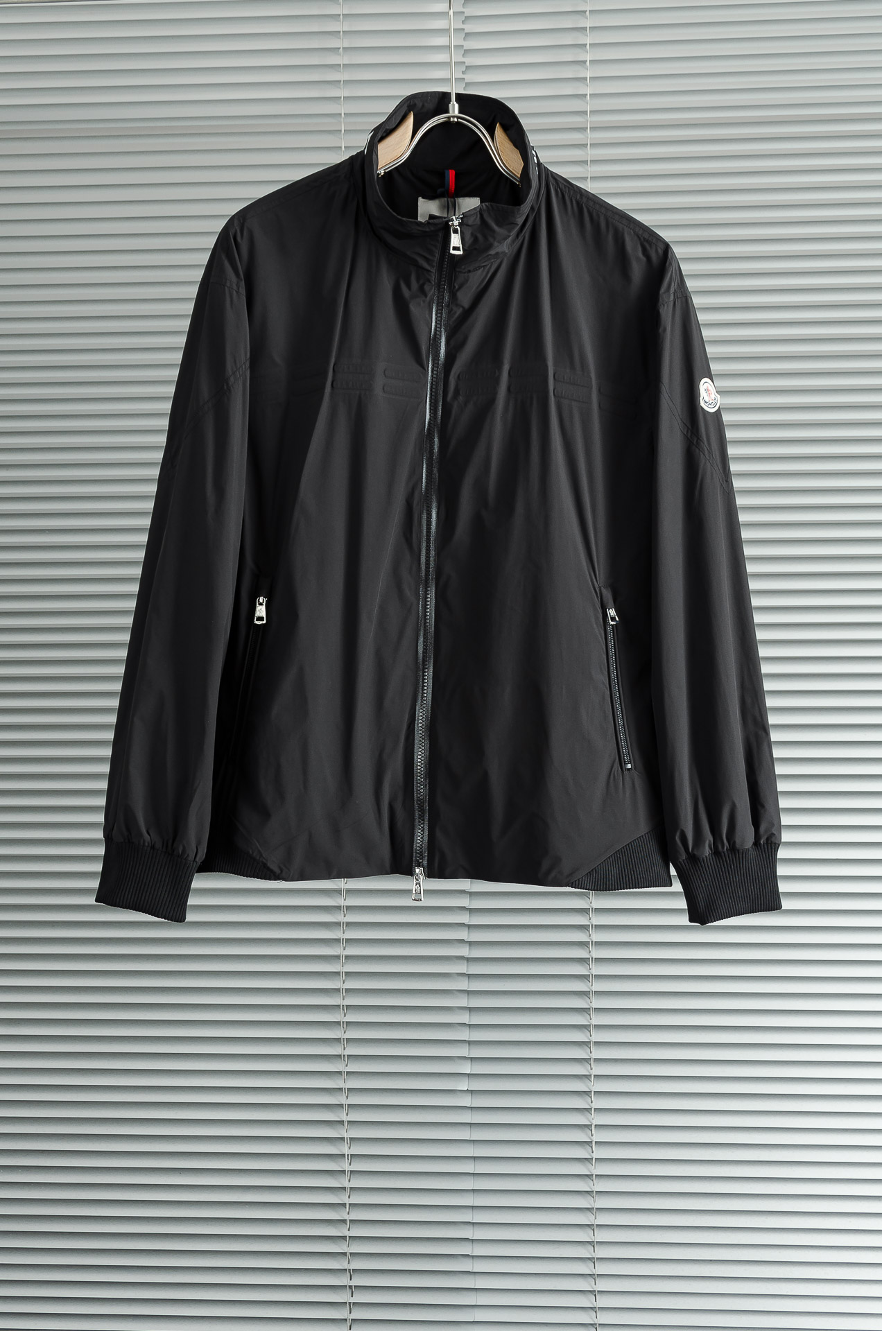 MONCLER蒙口2026新春最新出品，连帽防水夹克外套#同步官网发售！该款夹克外层超柔聚酯纤维防风防水