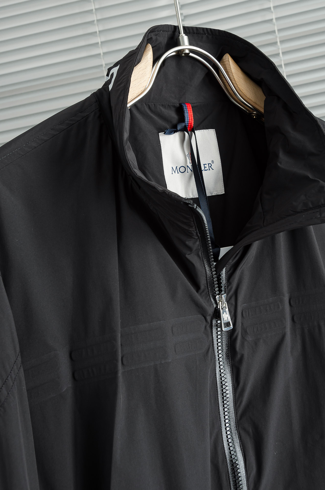 MONCLER蒙口2026新春最新出品，连帽防水夹克外套#同步官网发售！该款夹克外层超柔聚酯纤维防风防水