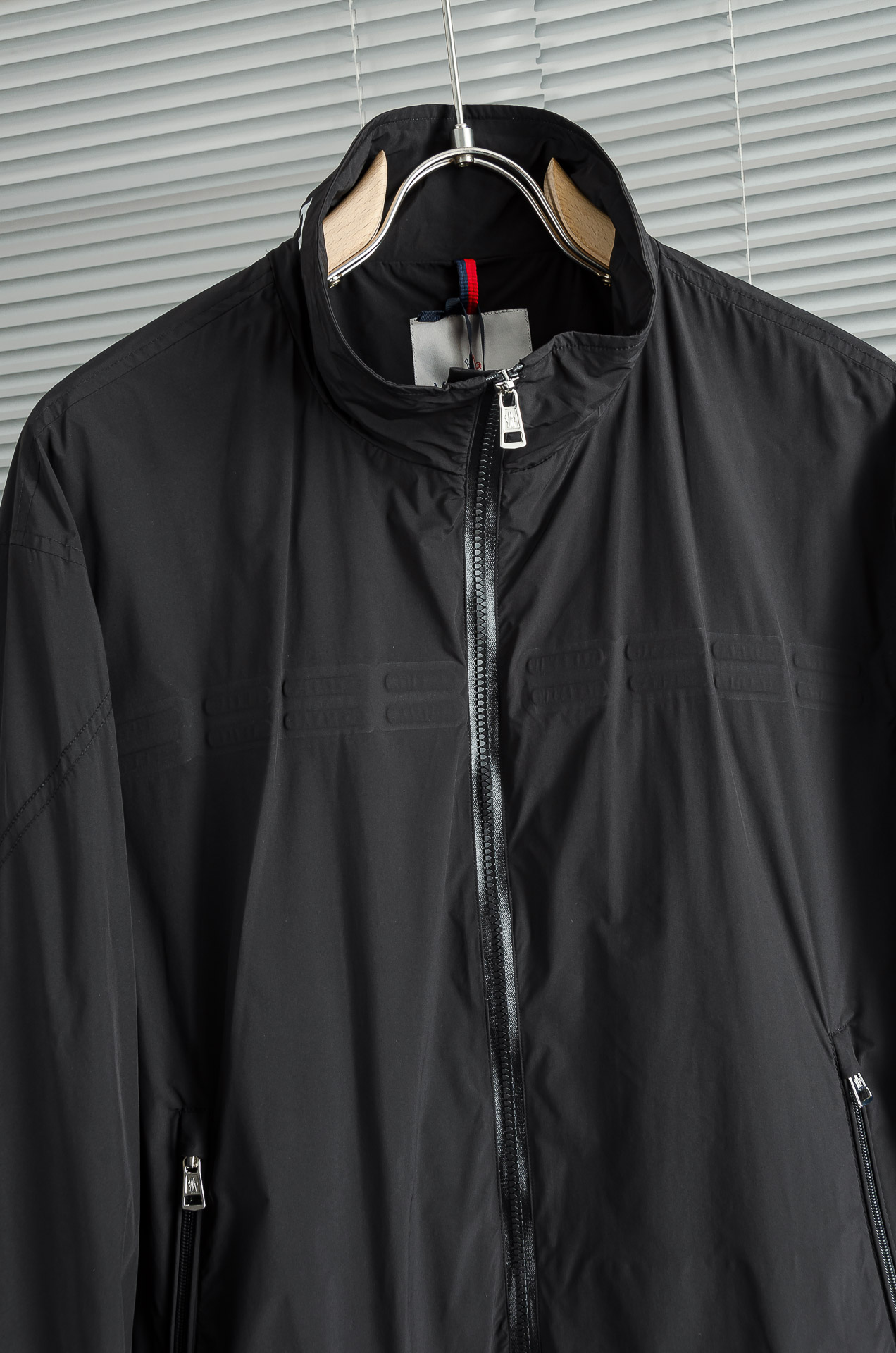 MONCLER蒙口2026新春最新出品，连帽防水夹克外套#同步官网发售！该款夹克外层超柔聚酯纤维防风防水