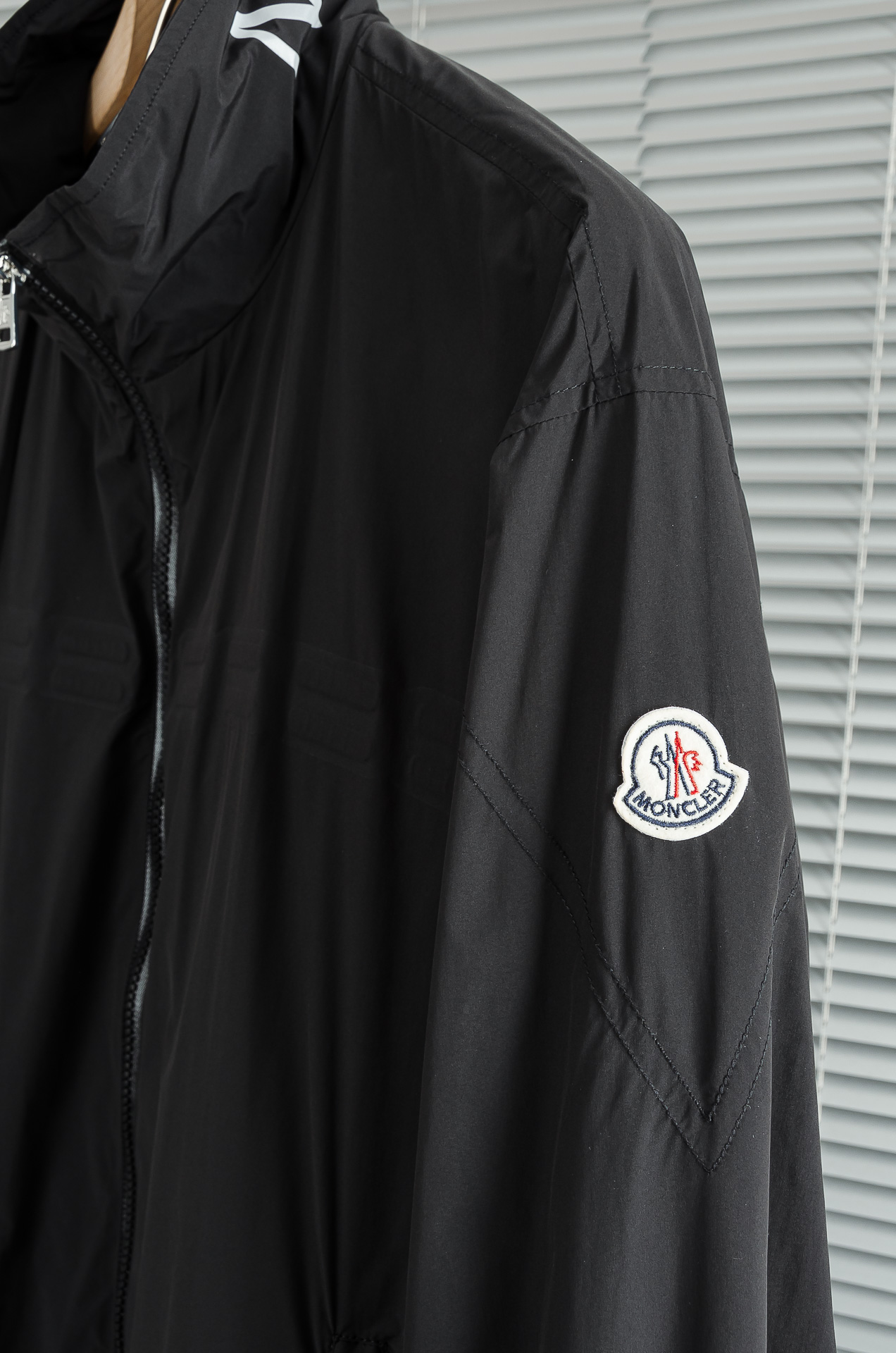 MONCLER蒙口2026新春最新出品，连帽防水夹克外套#同步官网发售！该款夹克外层超柔聚酯纤维防风防水