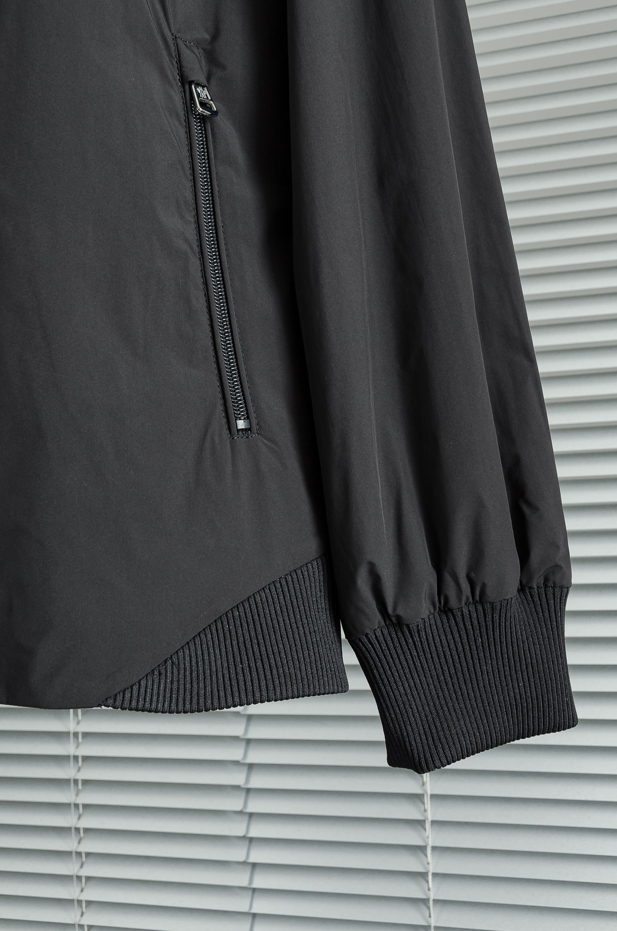 MONCLER蒙口2026新春最新出品，连帽防水夹克外套#同步官网发售！该款夹克外层超柔聚酯纤维防风防水