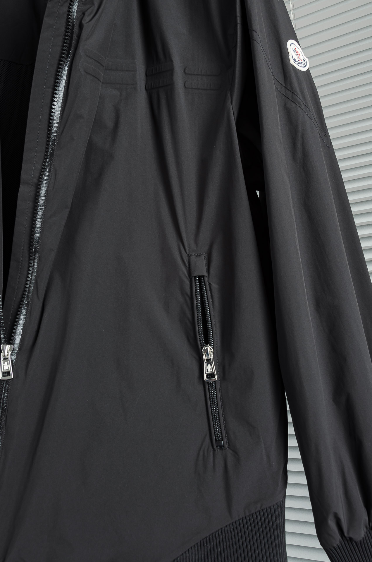 MONCLER蒙口2026新春最新出品，连帽防水夹克外套#同步官网发售！该款夹克外层超柔聚酯纤维防风防水