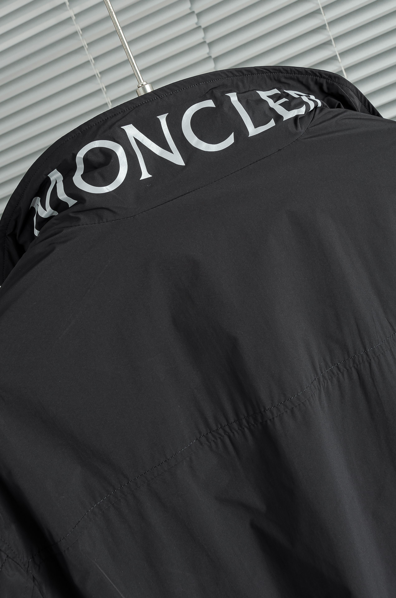 MONCLER蒙口2026新春最新出品，连帽防水夹克外套#同步官网发售！该款夹克外层超柔聚酯纤维防风防水