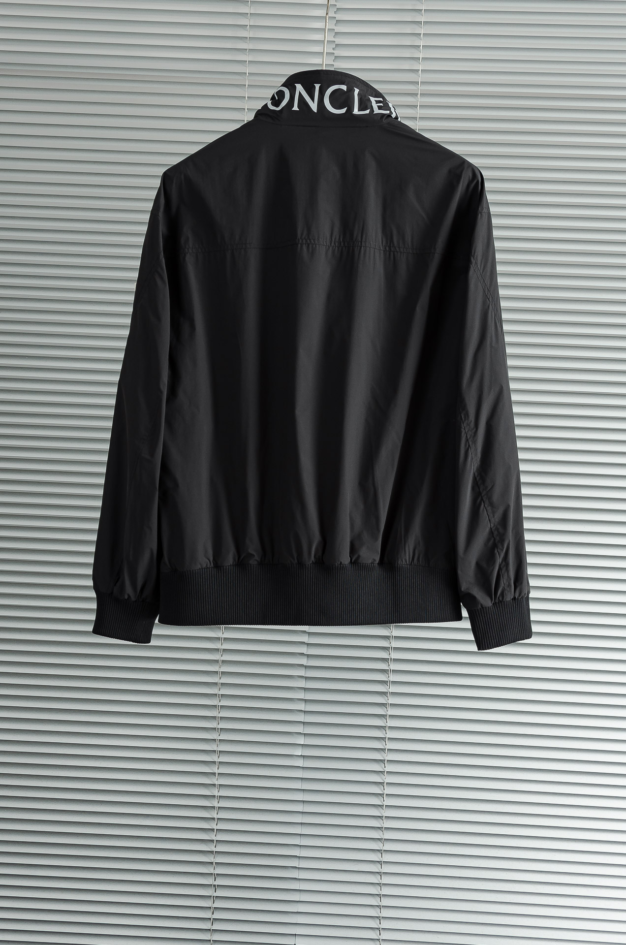 MONCLER蒙口2026新春最新出品，连帽防水夹克外套#同步官网发售！该款夹克外层超柔聚酯纤维防风防水