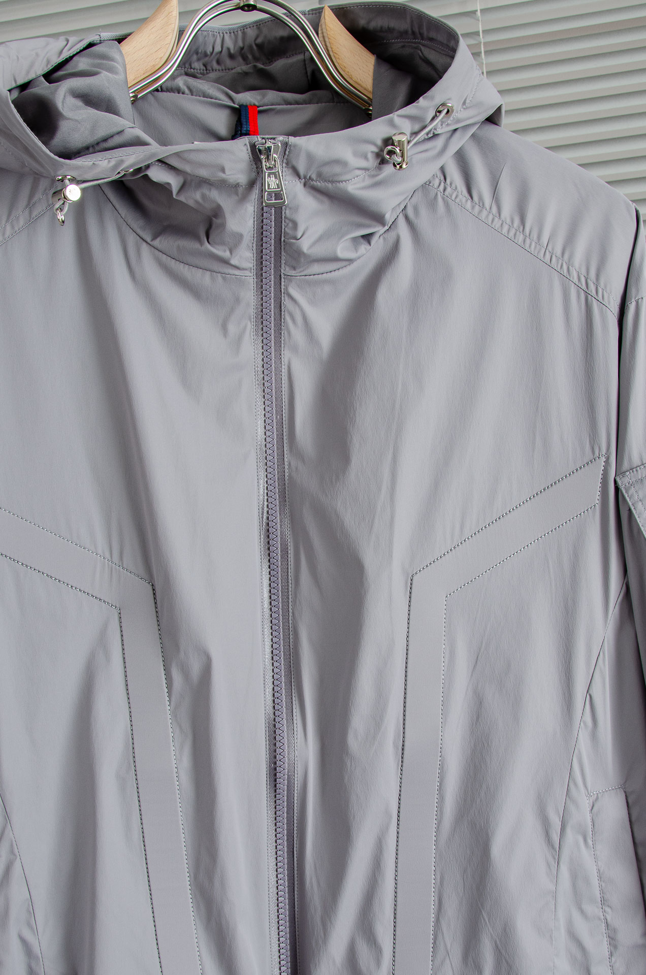 MONCLER蒙口2026新春最新出品，连帽防水夹克外套#同步官网发售！该款夹克外层超柔聚酯纤维防风防水