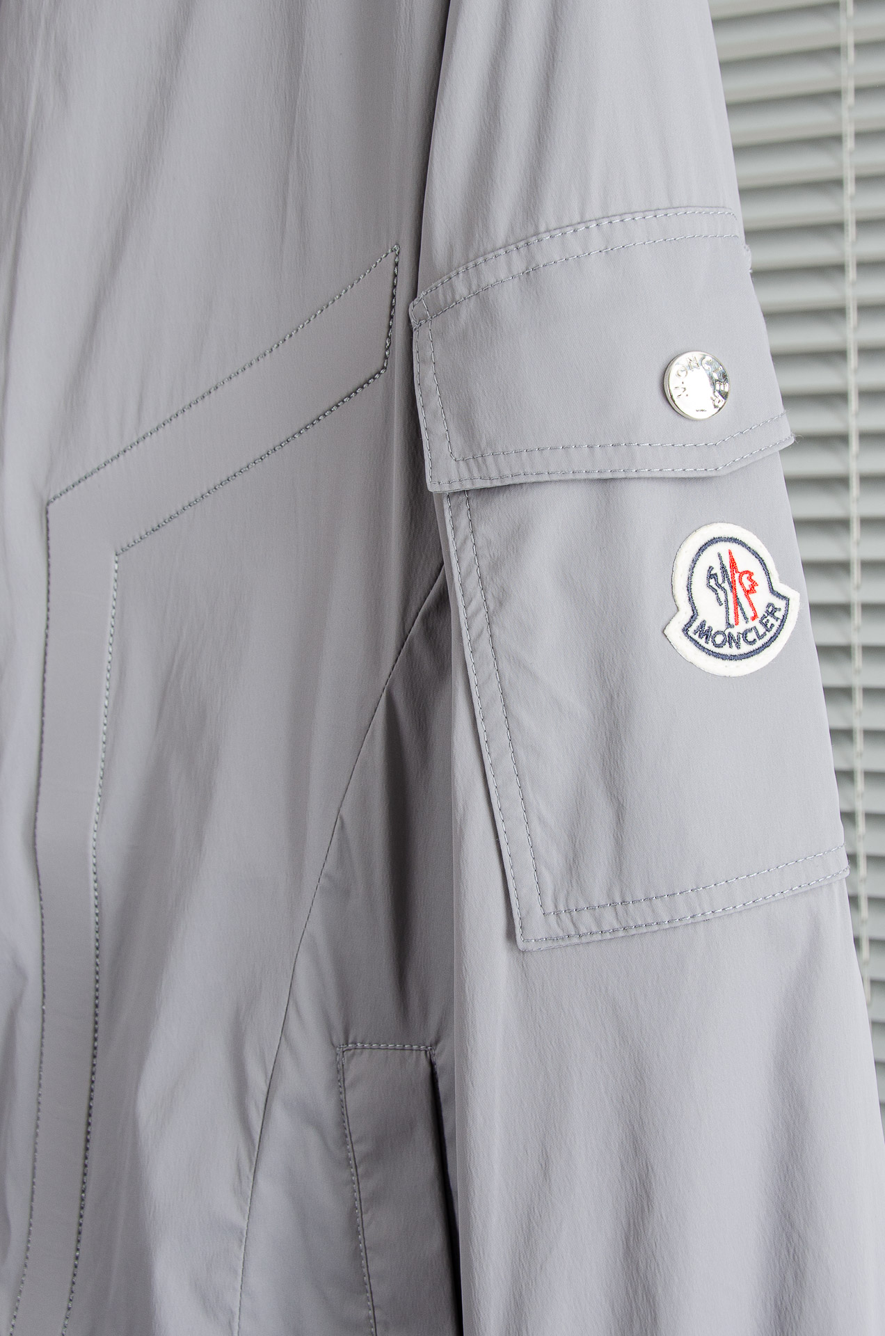 MONCLER蒙口2026新春最新出品，连帽防水夹克外套#同步官网发售！该款夹克外层超柔聚酯纤维防风防水