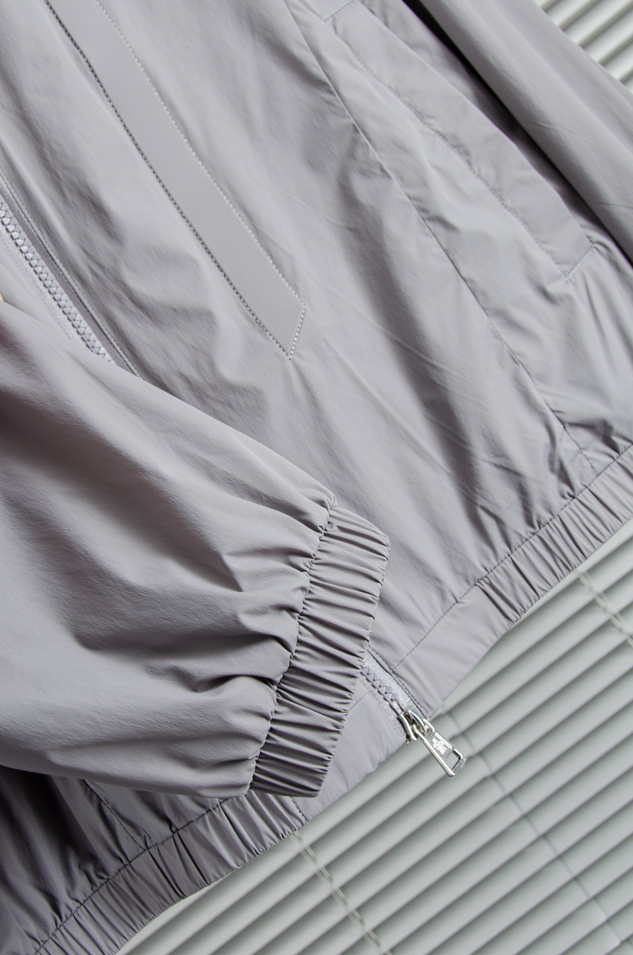 MONCLER蒙口2026新春最新出品，连帽防水夹克外套#同步官网发售！该款夹克外层超柔聚酯纤维防风防水