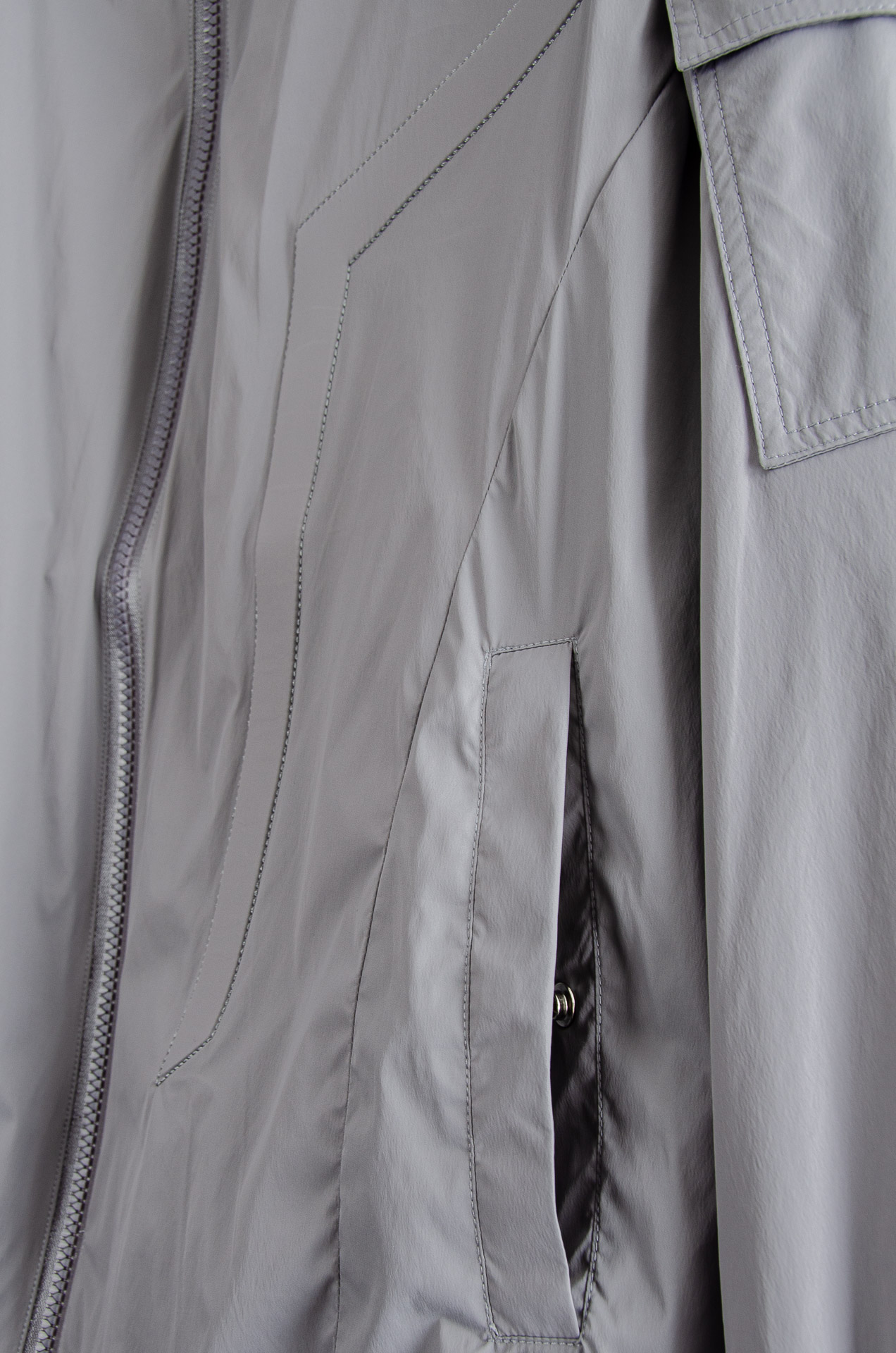 MONCLER蒙口2026新春最新出品，连帽防水夹克外套#同步官网发售！该款夹克外层超柔聚酯纤维防风防水