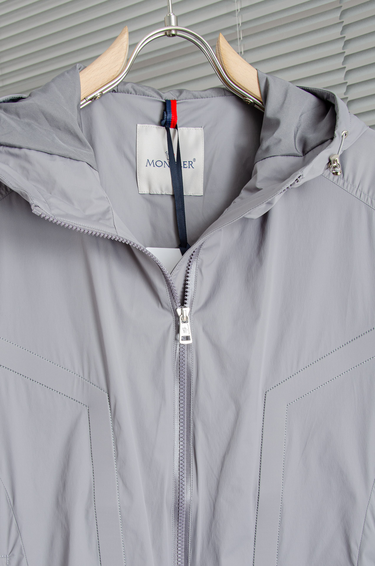 MONCLER蒙口2026新春最新出品，连帽防水夹克外套#同步官网发售！该款夹克外层超柔聚酯纤维防风防水