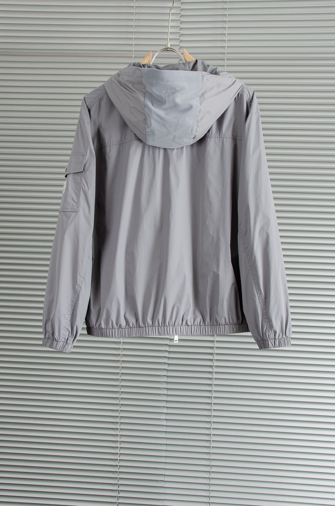 MONCLER蒙口2026新春最新出品，连帽防水夹克外套#同步官网发售！该款夹克外层超柔聚酯纤维防风防水