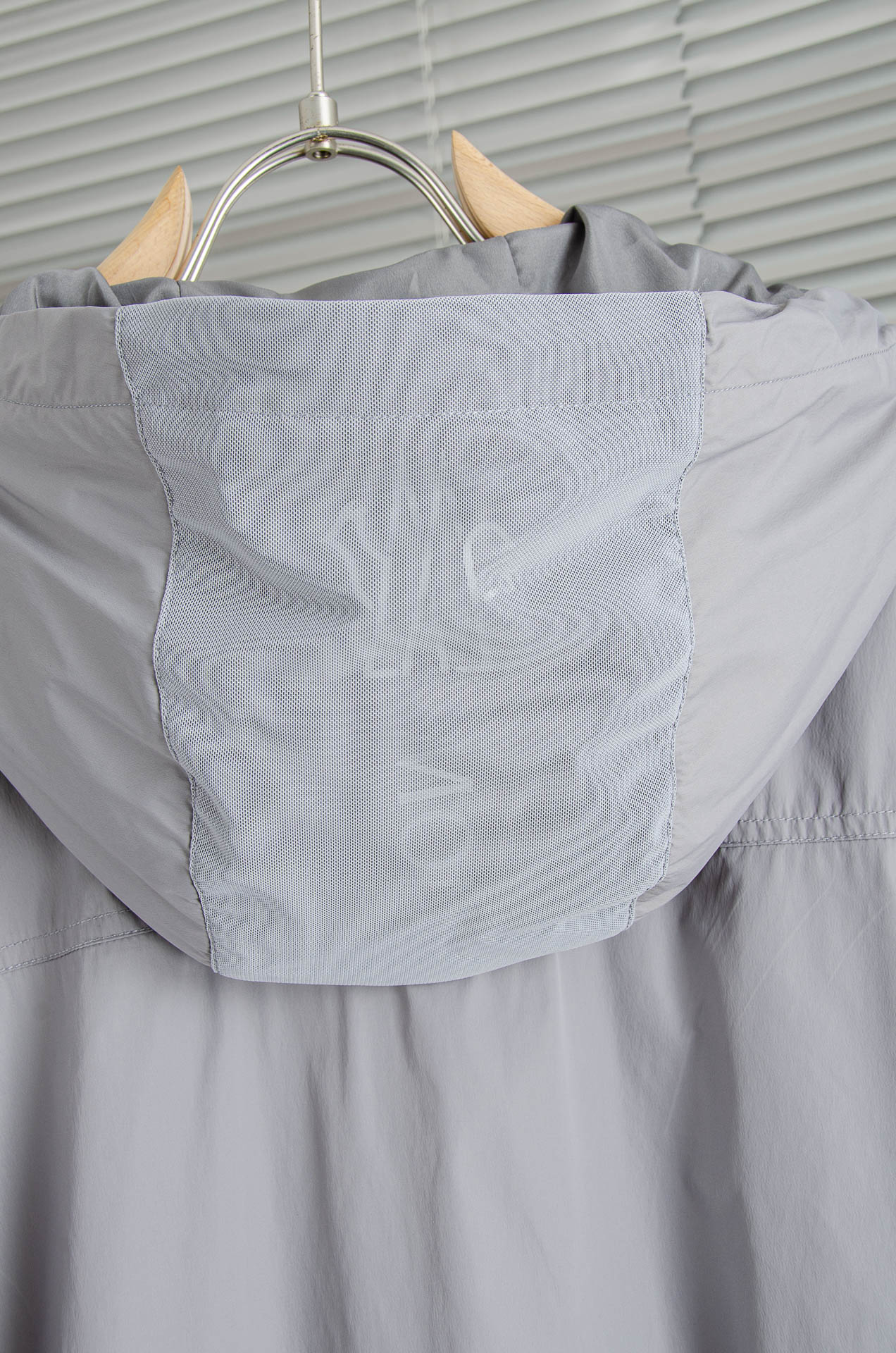 MONCLER蒙口2026新春最新出品，连帽防水夹克外套#同步官网发售！该款夹克外层超柔聚酯纤维防风防水