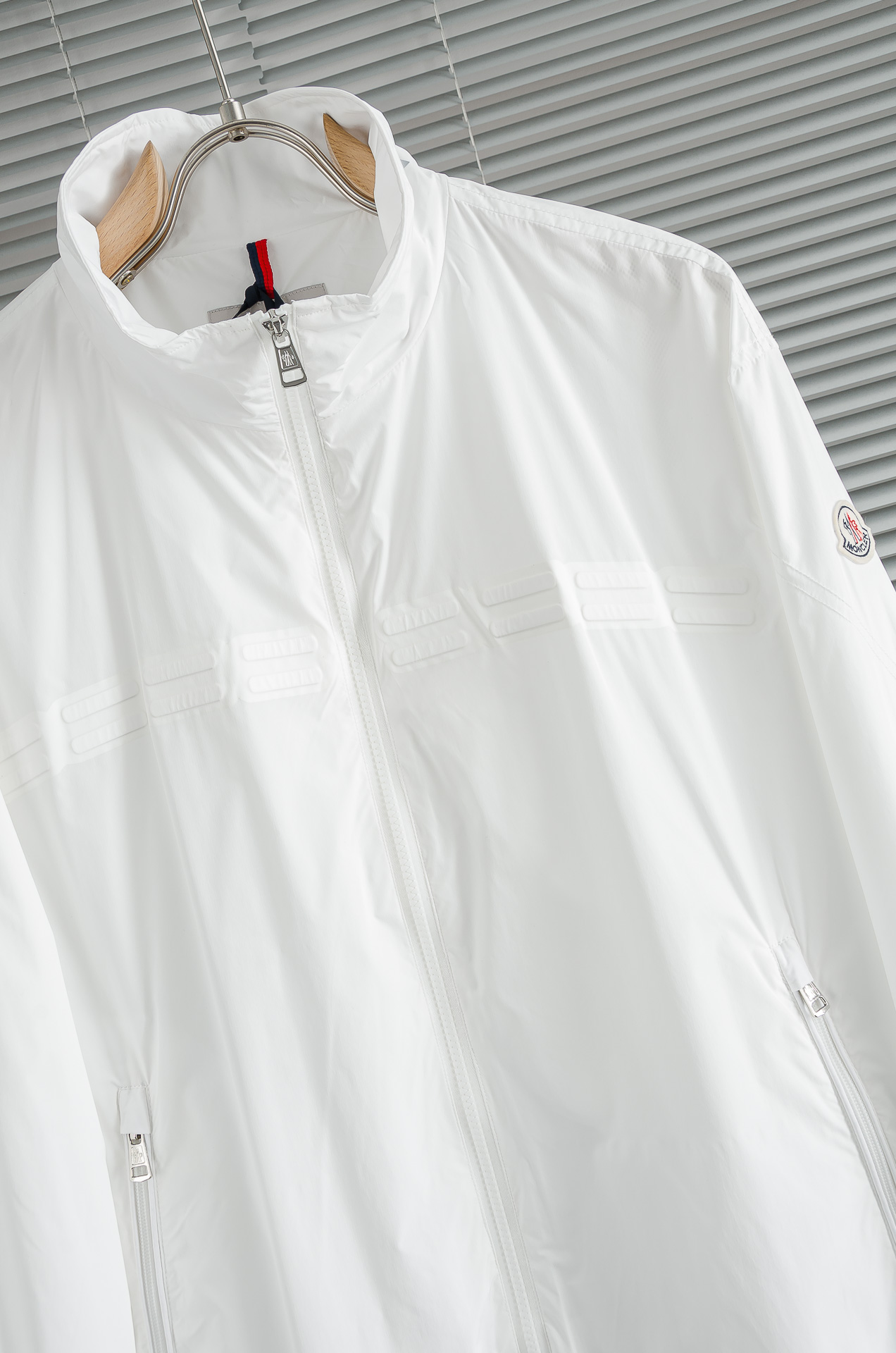 MONCLER蒙口2026新春最新出品，连帽防水夹克外套#同步官网发售！该款夹克外层超柔聚酯纤维防风防水