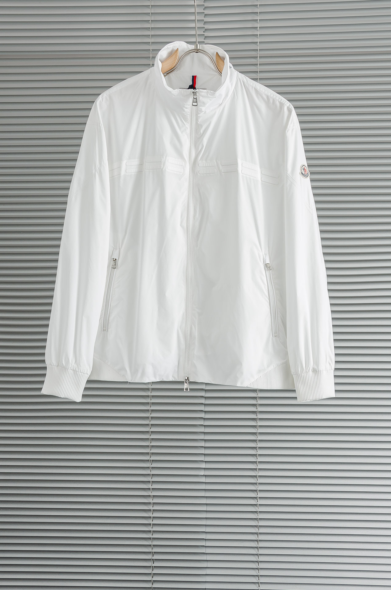 MONCLER蒙口2026新春最新出品，连帽防水夹克外套#同步官网发售！该款夹克外层超柔聚酯纤维防风防水