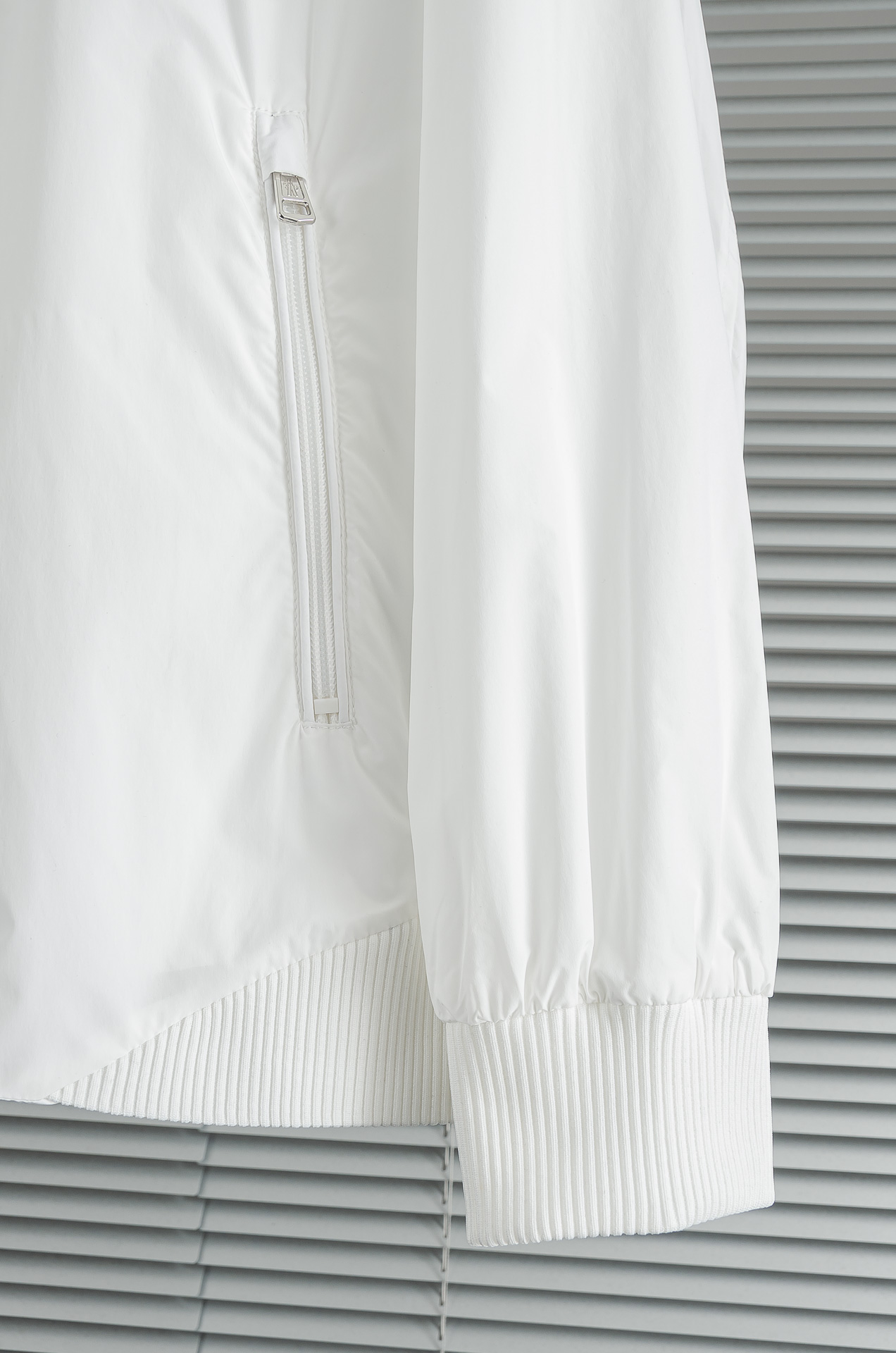 MONCLER蒙口2026新春最新出品，连帽防水夹克外套#同步官网发售！该款夹克外层超柔聚酯纤维防风防水