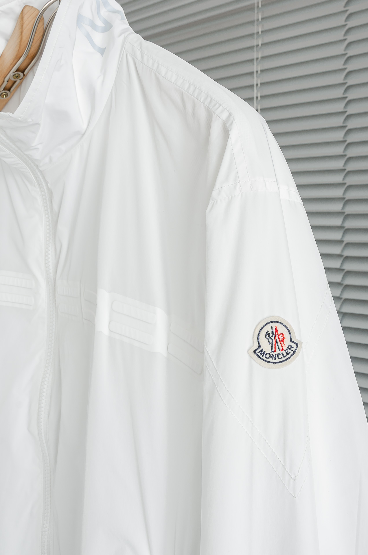 MONCLER蒙口2026新春最新出品，连帽防水夹克外套#同步官网发售！该款夹克外层超柔聚酯纤维防风防水