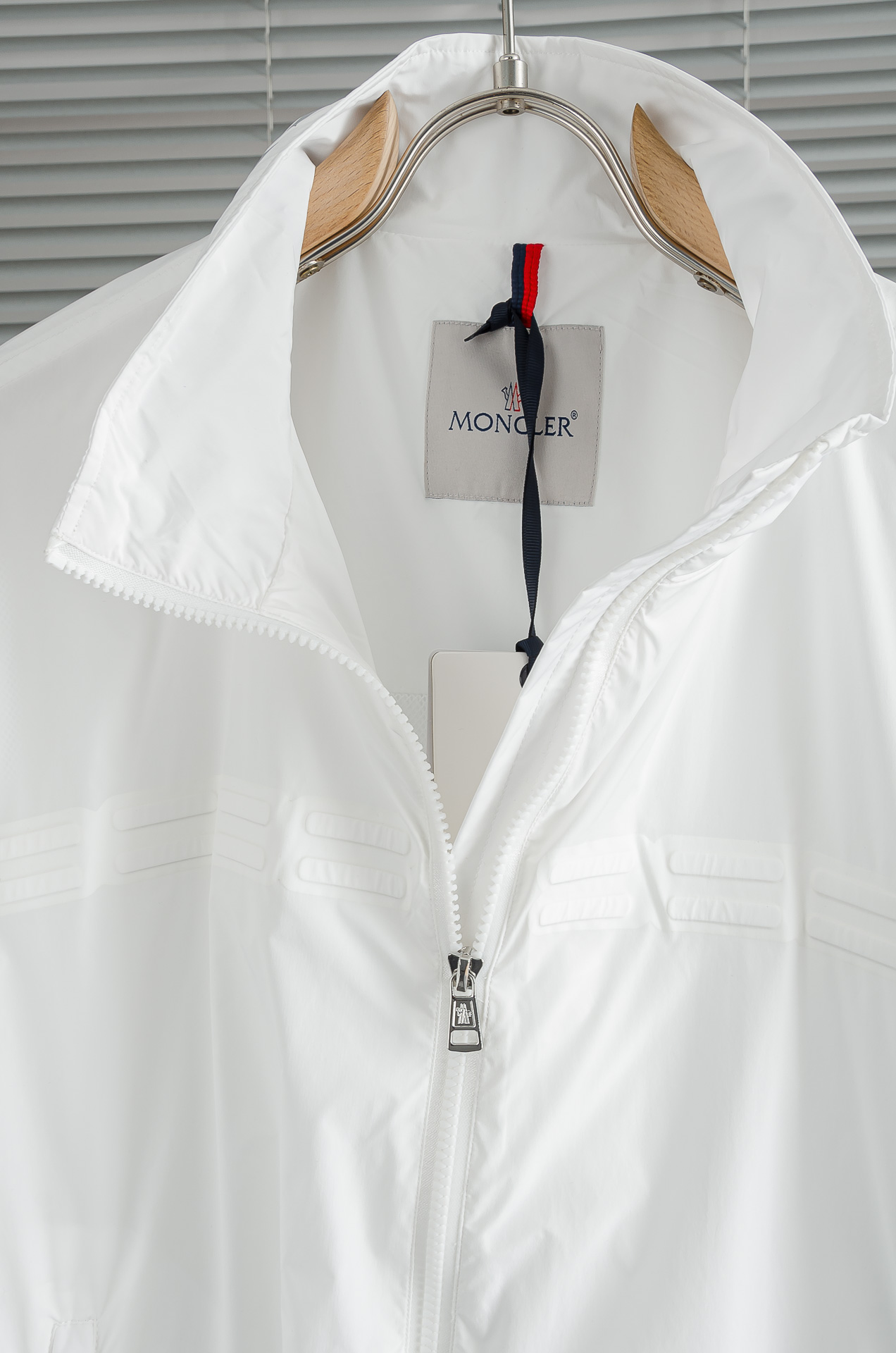 MONCLER蒙口2026新春最新出品，连帽防水夹克外套#同步官网发售！该款夹克外层超柔聚酯纤维防风防水