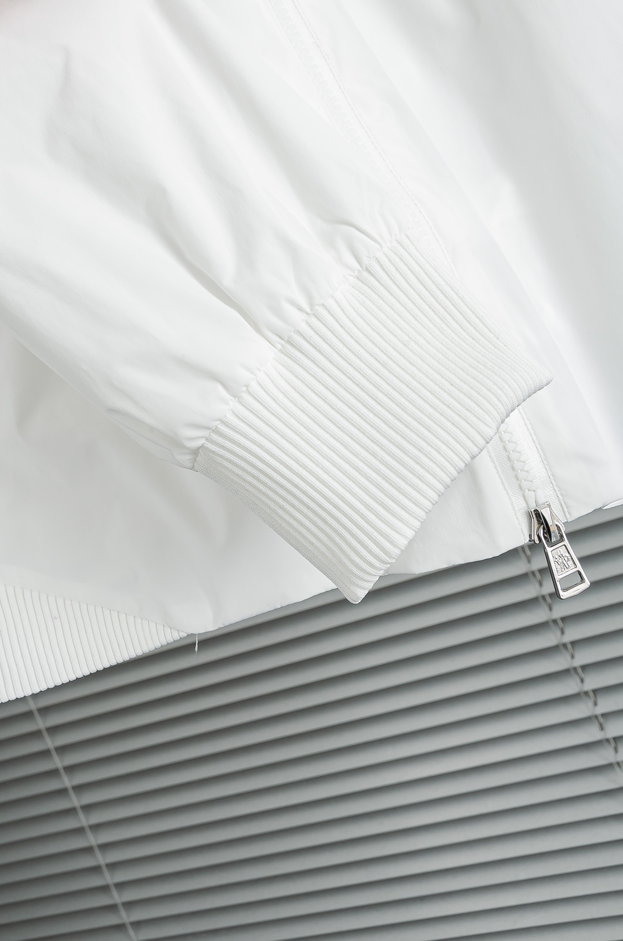 MONCLER蒙口2026新春最新出品，连帽防水夹克外套#同步官网发售！该款夹克外层超柔聚酯纤维防风防水