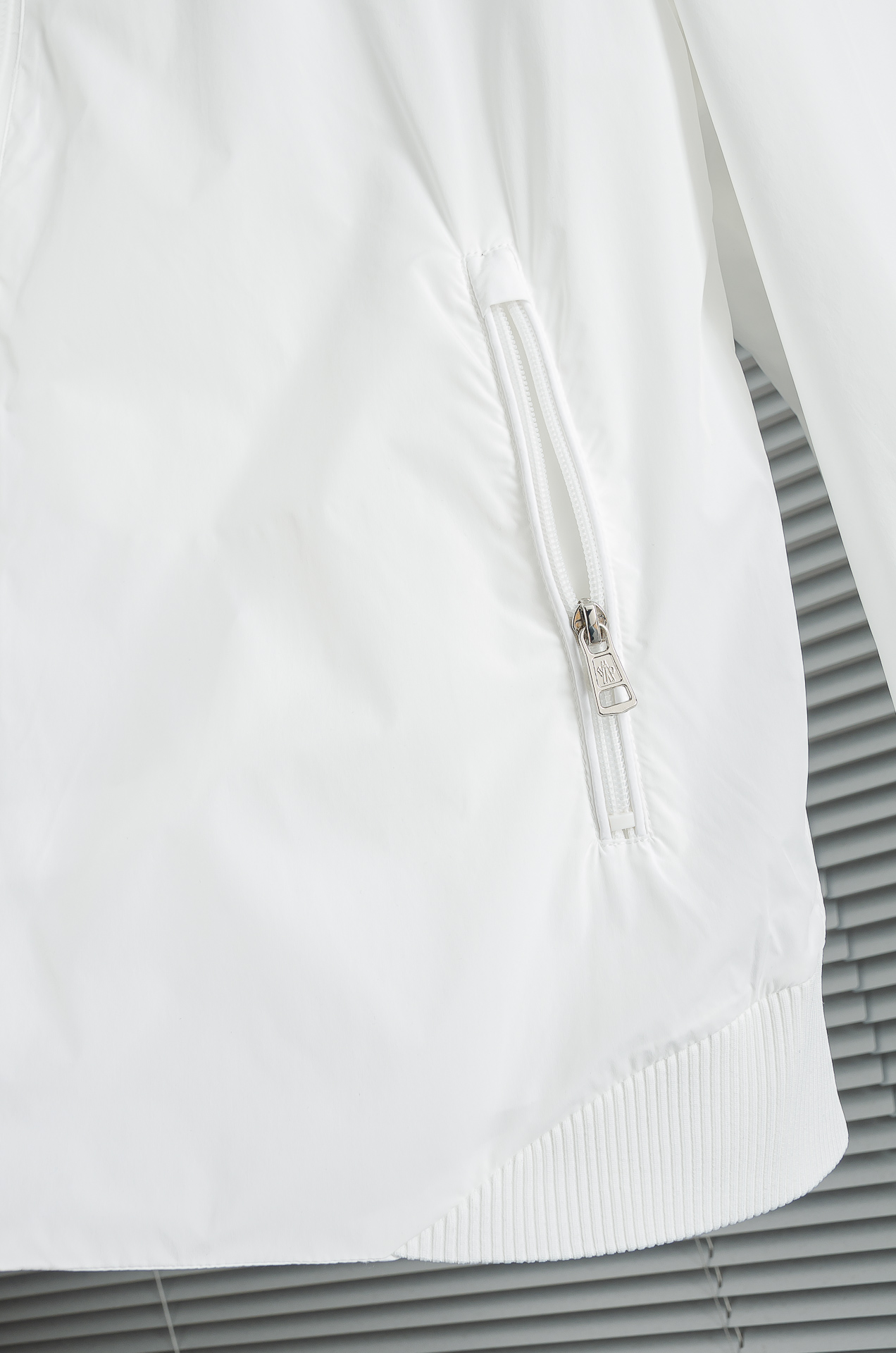 MONCLER蒙口2026新春最新出品，连帽防水夹克外套#同步官网发售！该款夹克外层超柔聚酯纤维防风防水