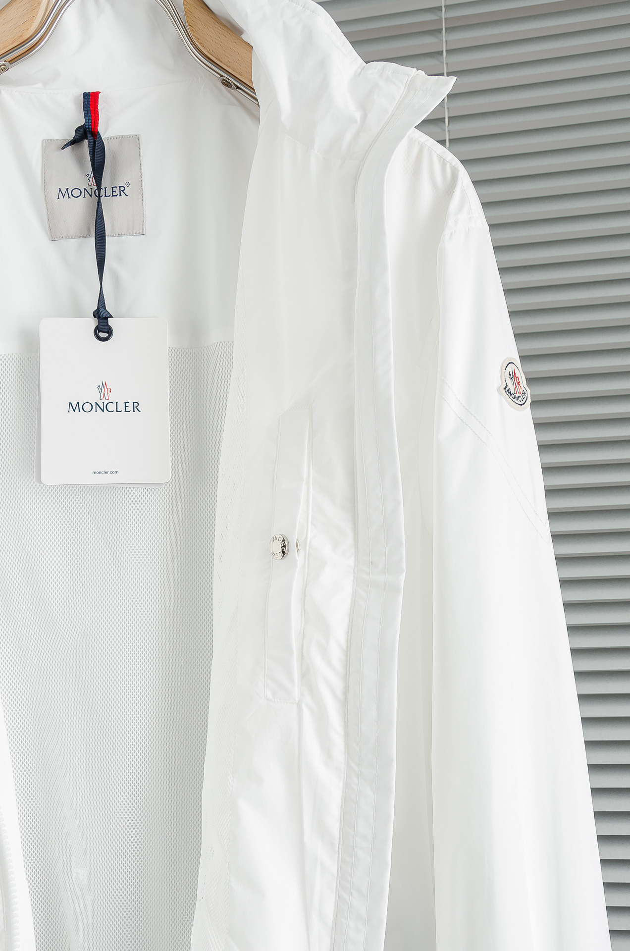 MONCLER蒙口2026新春最新出品，连帽防水夹克外套#同步官网发售！该款夹克外层超柔聚酯纤维防风防水