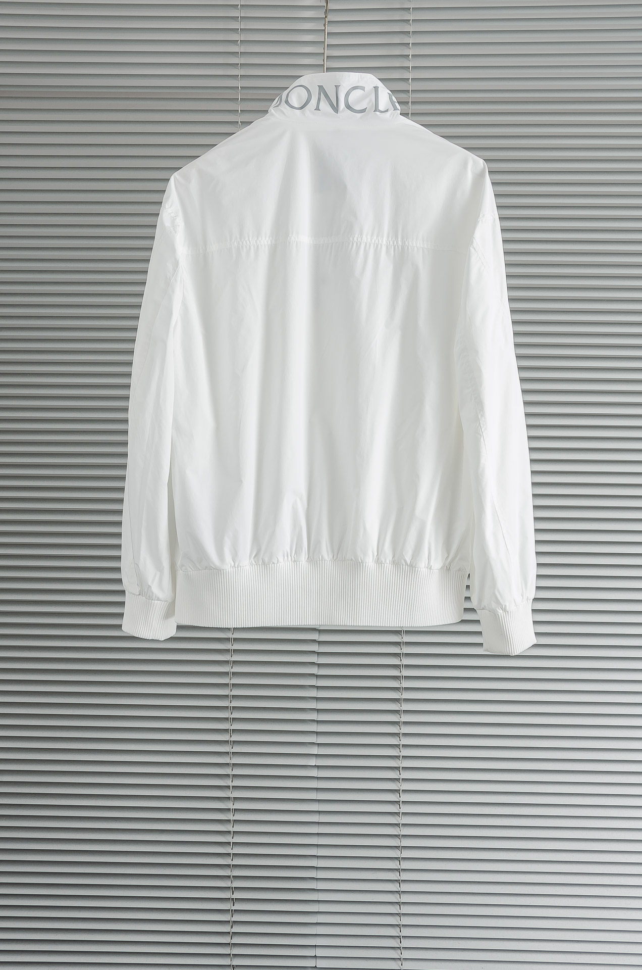 MONCLER蒙口2026新春最新出品，连帽防水夹克外套#同步官网发售！该款夹克外层超柔聚酯纤维防风防水