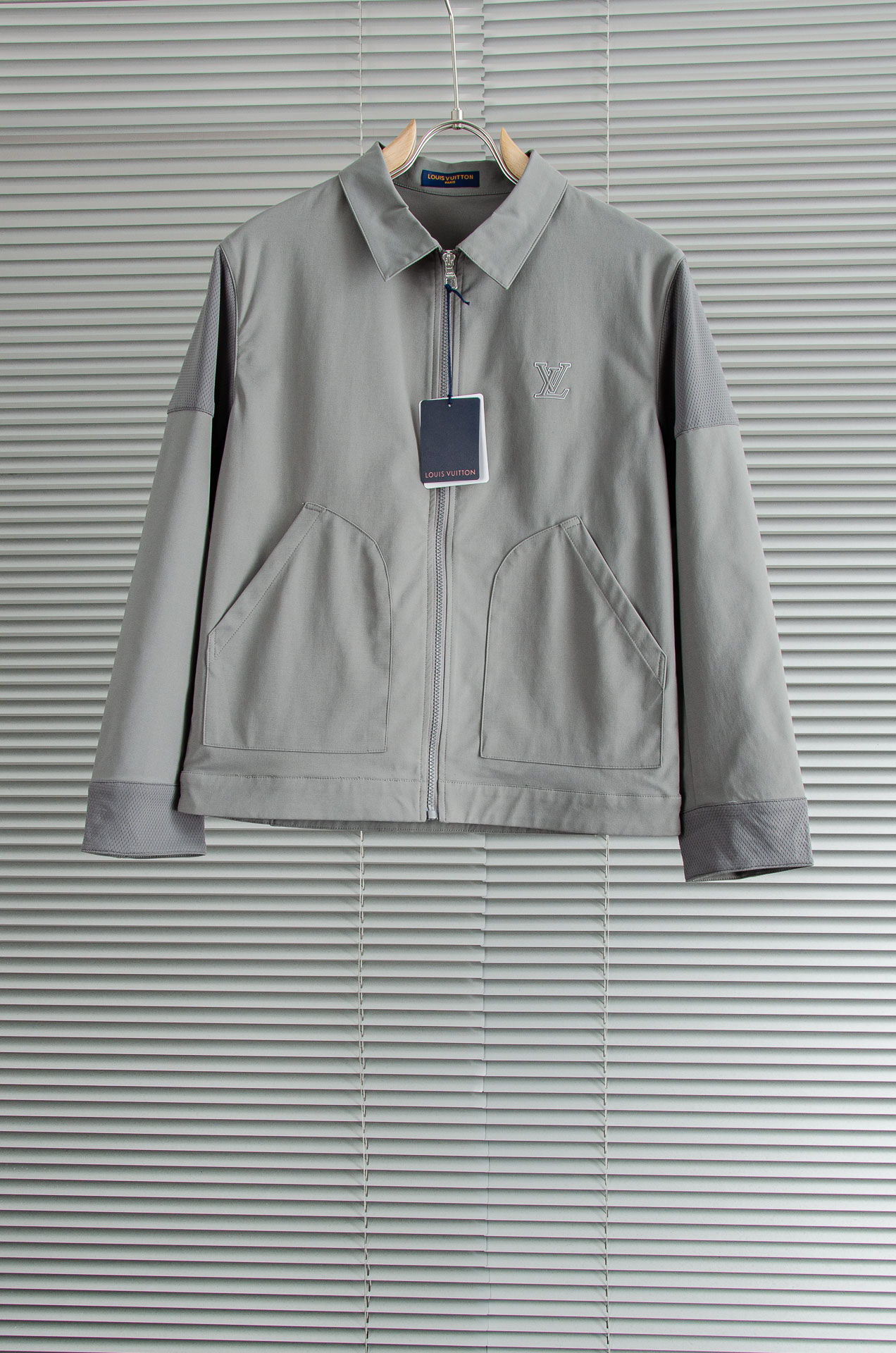 LV 2026最新衬衫领夹克外套！直裁衣袖，直裁下摆版型！正面精美LV标识，可以百搭任何风格的单品，呈现