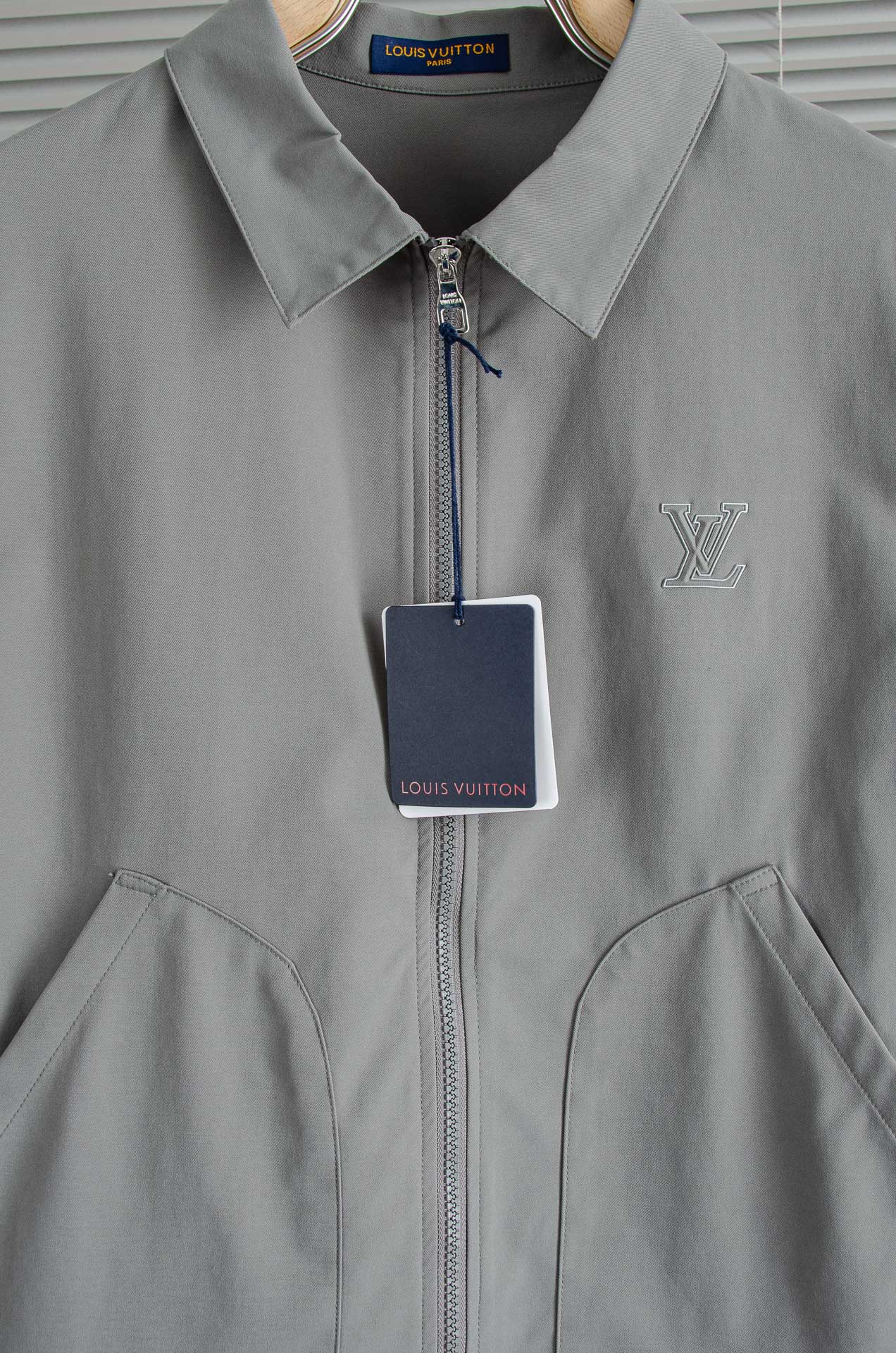 LV 2026最新衬衫领夹克外套！直裁衣袖，直裁下摆版型！正面精美LV标识，可以百搭任何风格的单品，呈现