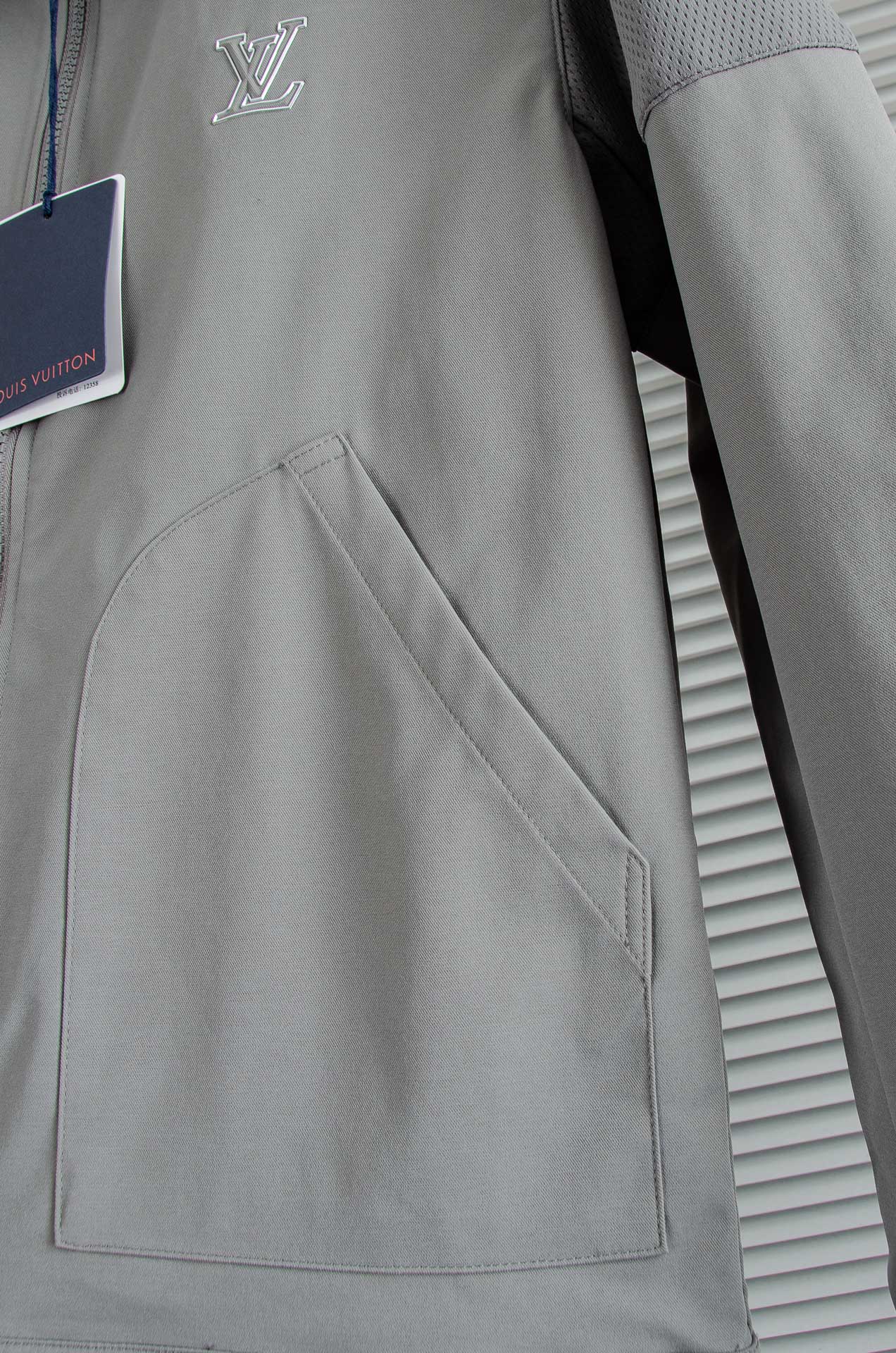 LV 2026最新衬衫领夹克外套！直裁衣袖，直裁下摆版型！正面精美LV标识，可以百搭任何风格的单品，呈现