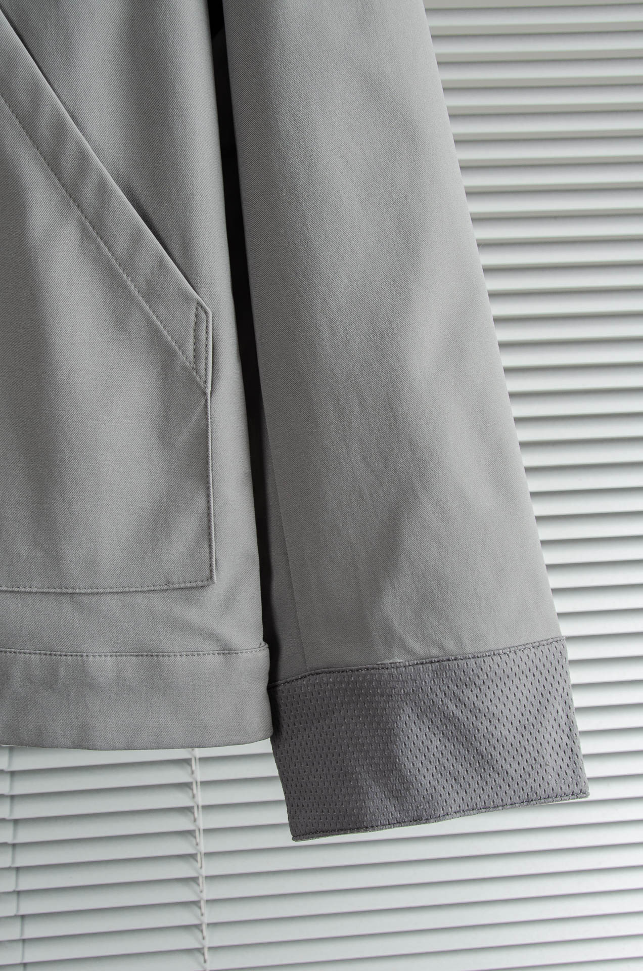 LV 2026最新衬衫领夹克外套！直裁衣袖，直裁下摆版型！正面精美LV标识，可以百搭任何风格的单品，呈现