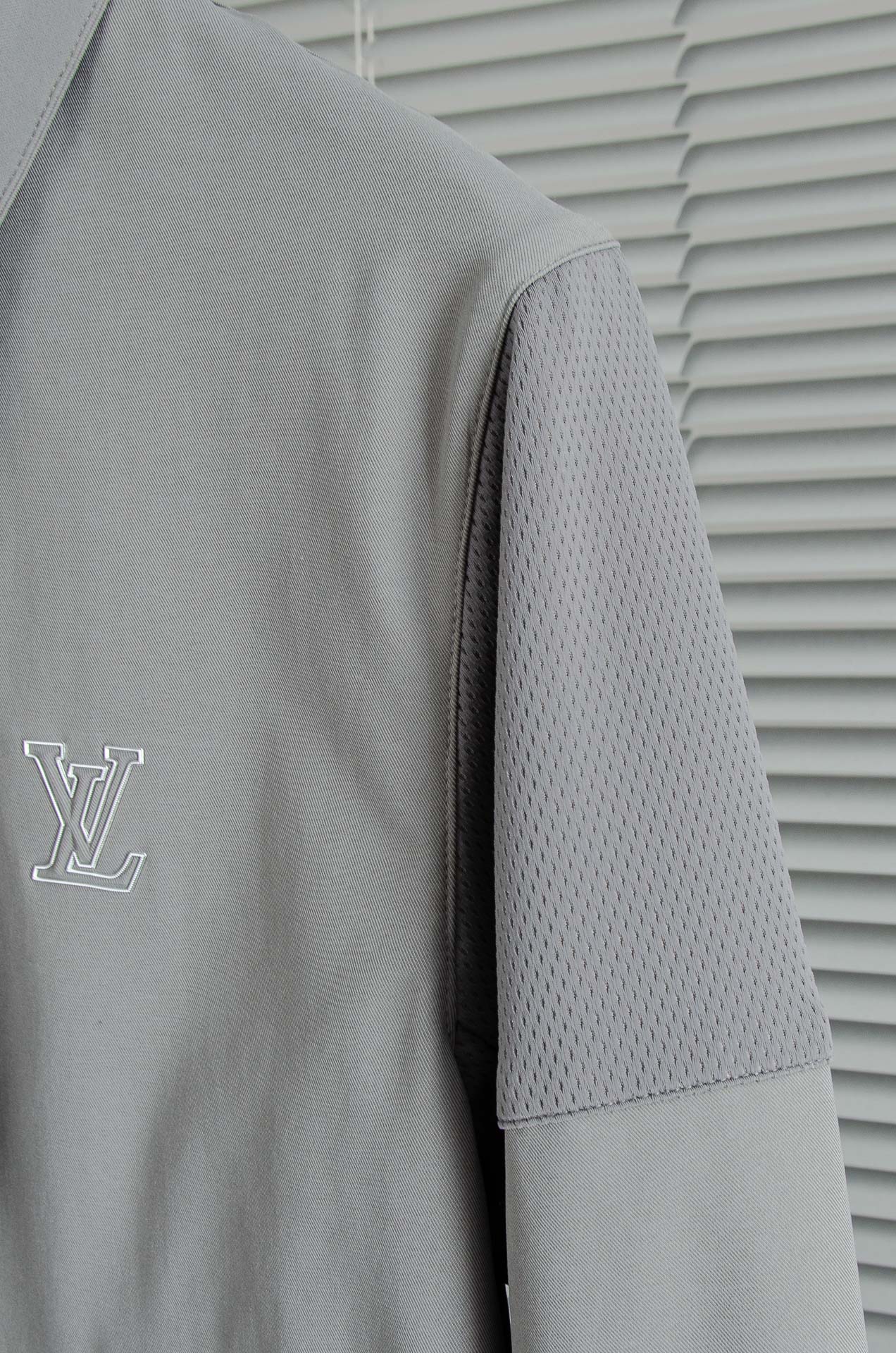 LV 2026最新衬衫领夹克外套！直裁衣袖，直裁下摆版型！正面精美LV标识，可以百搭任何风格的单品，呈现