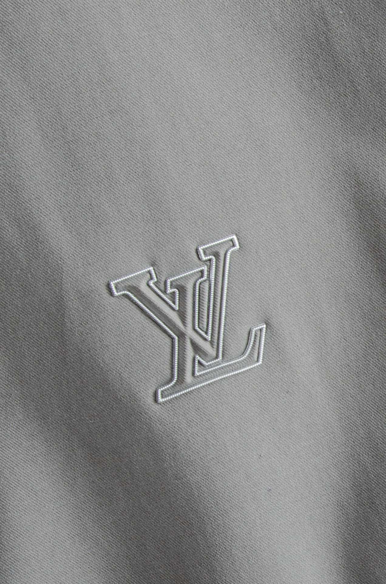 LV 2026最新衬衫领夹克外套！直裁衣袖，直裁下摆版型！正面精美LV标识，可以百搭任何风格的单品，呈现