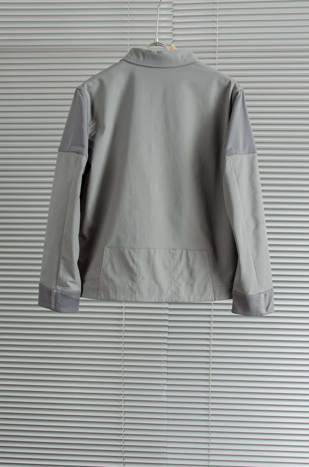 LV 2026最新衬衫领夹克外套！直裁衣袖，直裁下摆版型！正面精美LV标识，可以百搭任何风格的单品，呈现