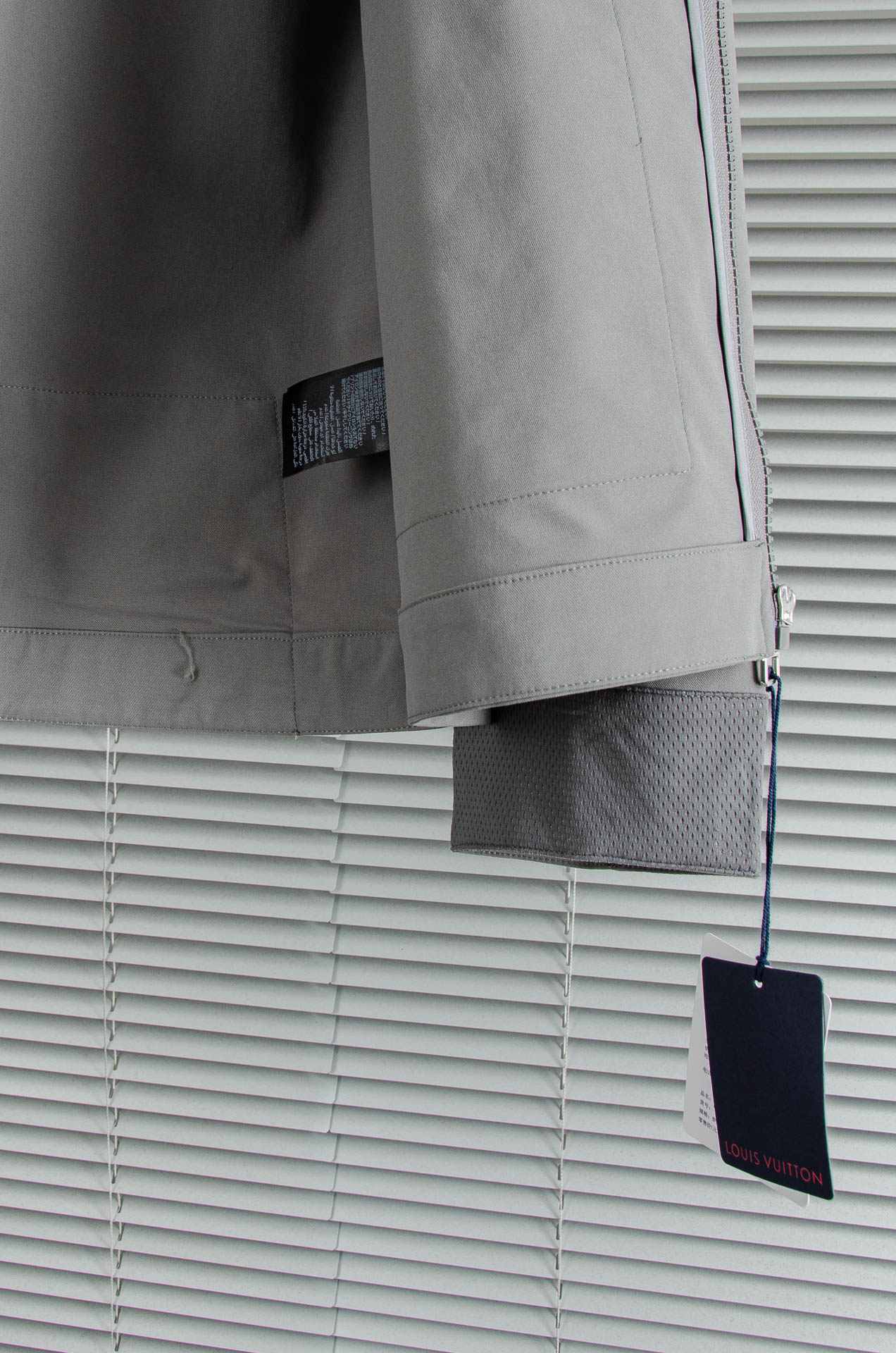 LV 2026最新衬衫领夹克外套！直裁衣袖，直裁下摆版型！正面精美LV标识，可以百搭任何风格的单品，呈现