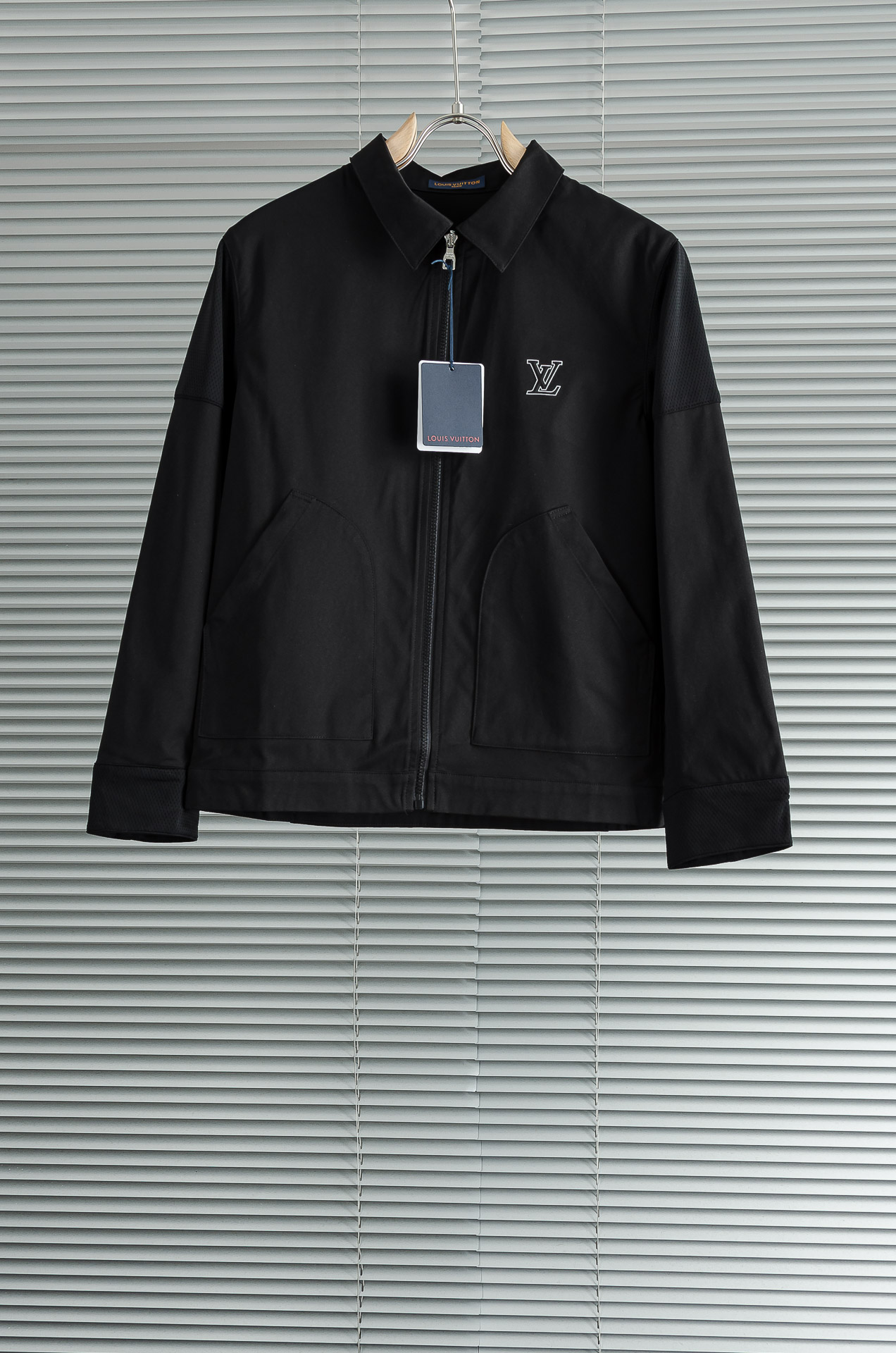 LV 2026最新衬衫领夹克外套！直裁衣袖，直裁下摆版型！正面精美LV标识，可以百搭任何风格的单品，呈现