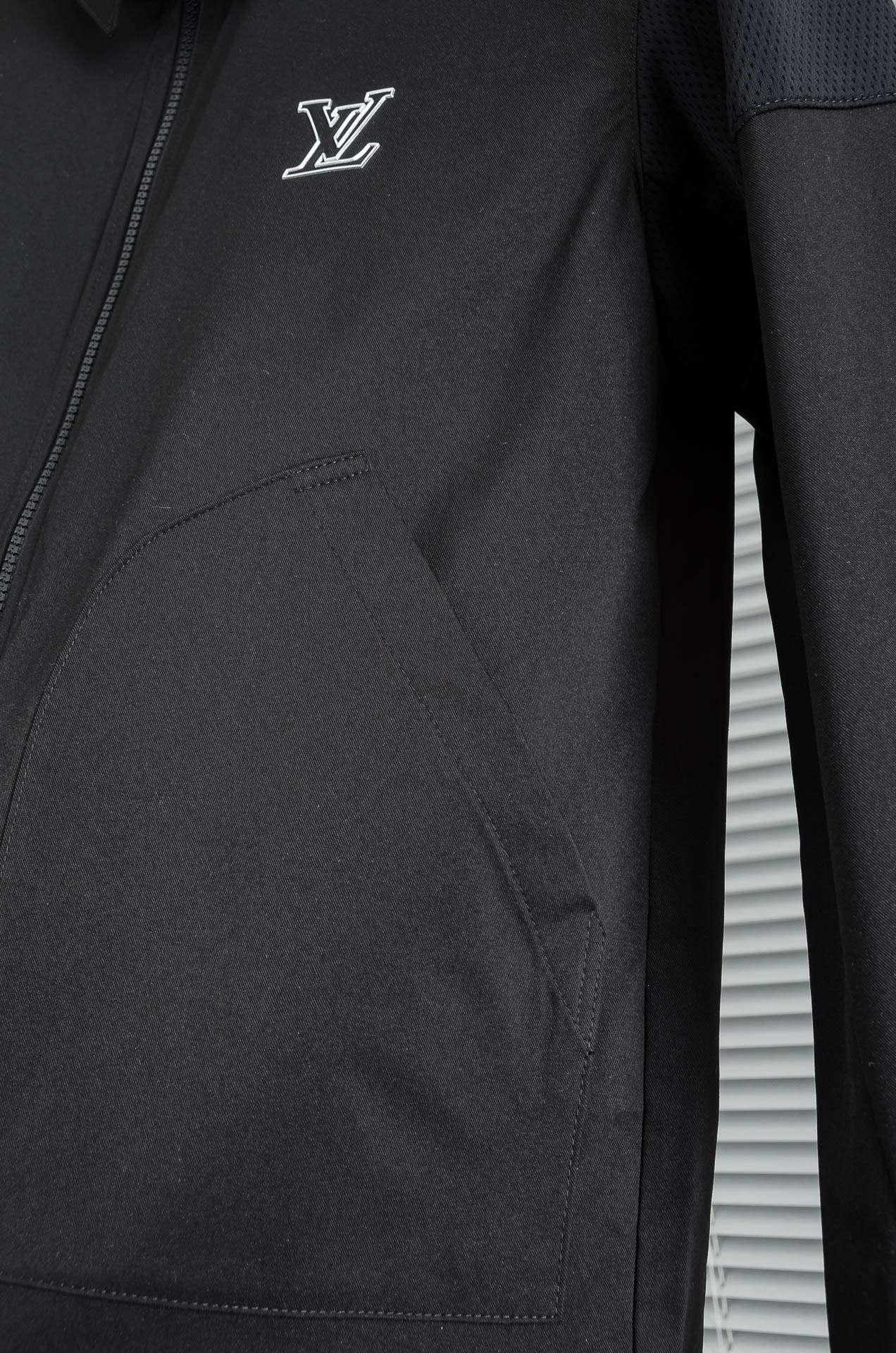 LV 2026最新衬衫领夹克外套！直裁衣袖，直裁下摆版型！正面精美LV标识，可以百搭任何风格的单品，呈现