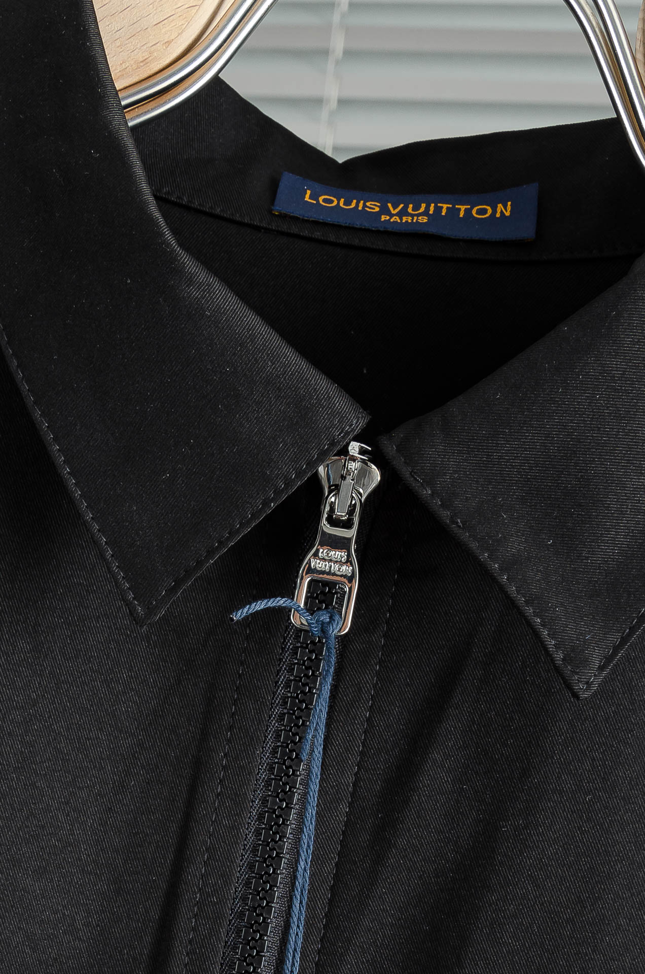 LV 2026最新衬衫领夹克外套！直裁衣袖，直裁下摆版型！正面精美LV标识，可以百搭任何风格的单品，呈现