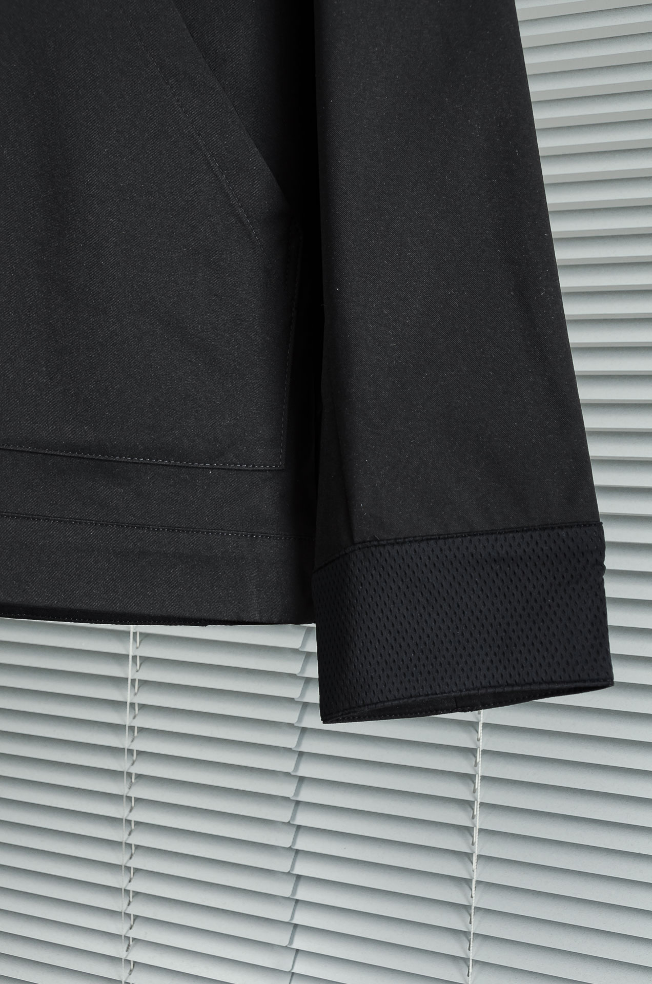 LV 2026最新衬衫领夹克外套！直裁衣袖，直裁下摆版型！正面精美LV标识，可以百搭任何风格的单品，呈现