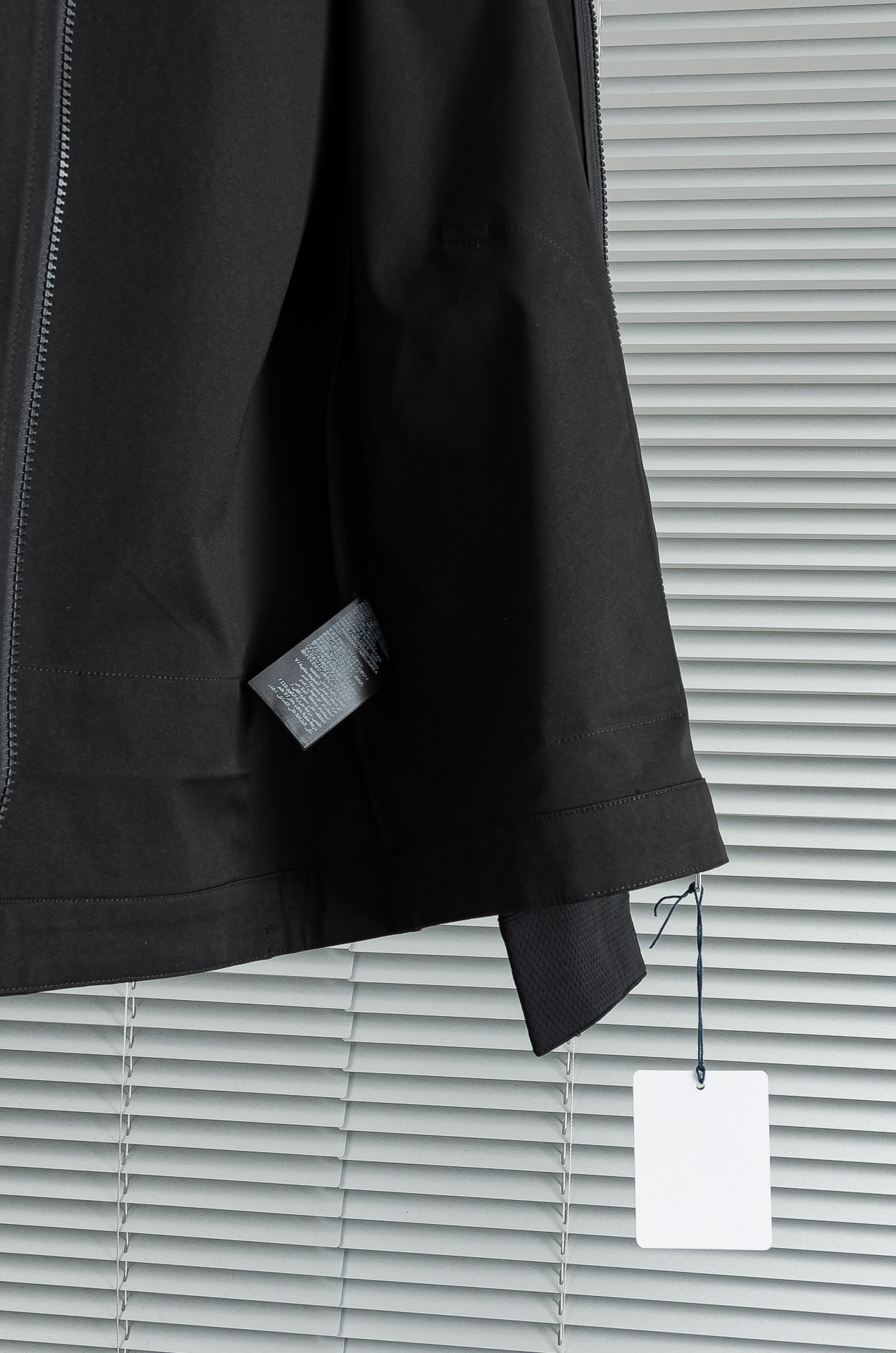 LV 2026最新衬衫领夹克外套！直裁衣袖，直裁下摆版型！正面精美LV标识，可以百搭任何风格的单品，呈现