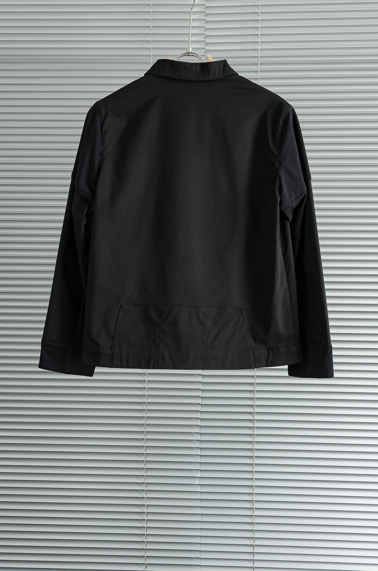 LV 2026最新衬衫领夹克外套！直裁衣袖，直裁下摆版型！正面精美LV标识，可以百搭任何风格的单品，呈现