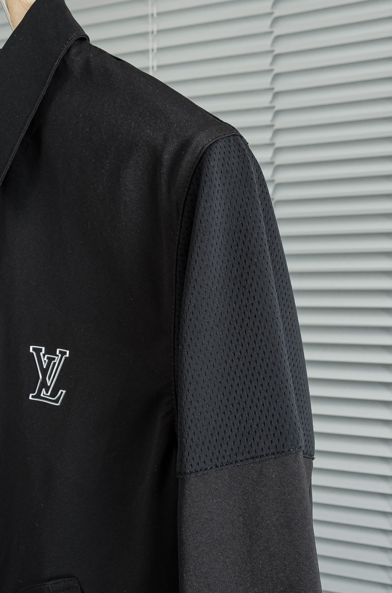 LV 2026最新衬衫领夹克外套！直裁衣袖，直裁下摆版型！正面精美LV标识，可以百搭任何风格的单品，呈现